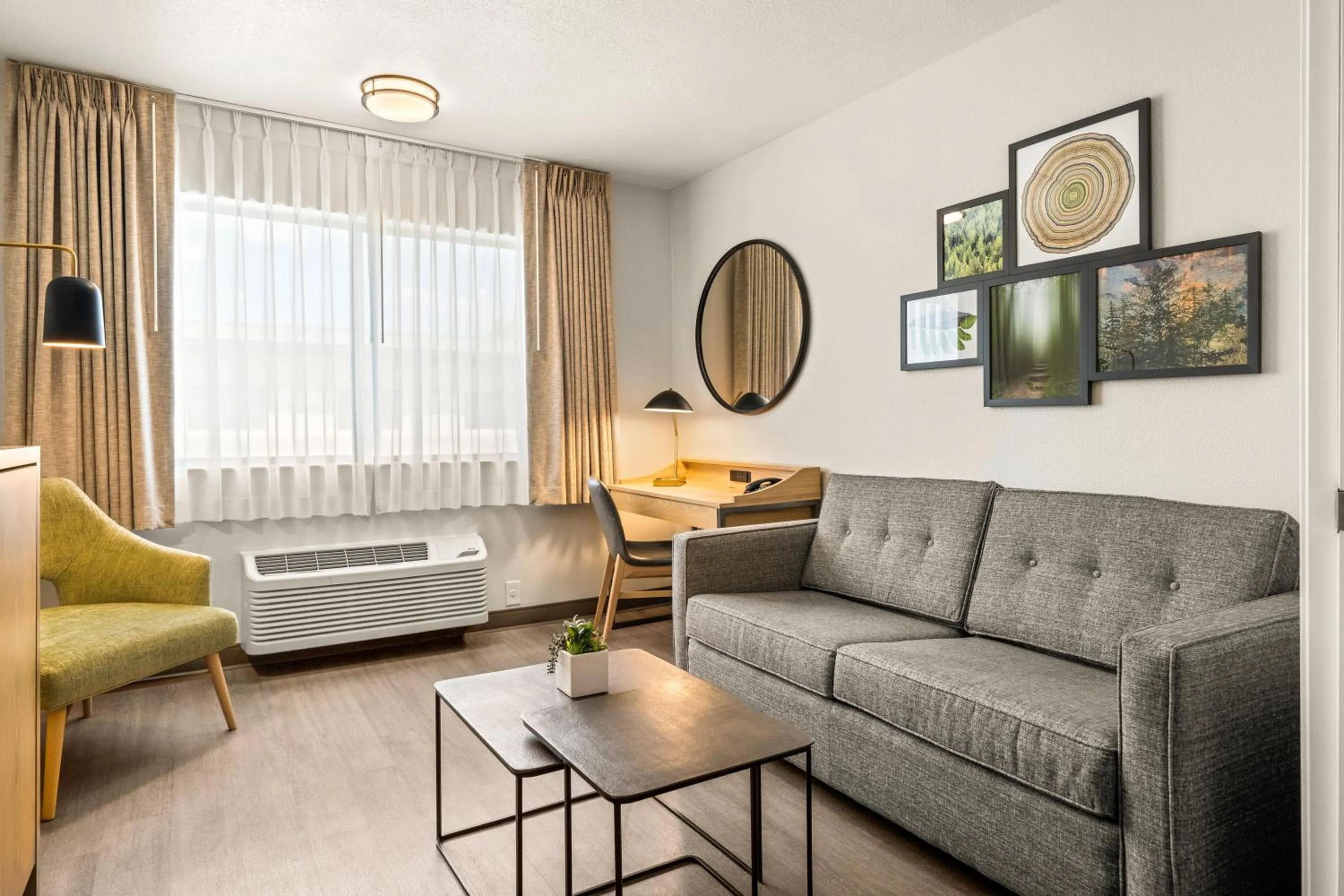 Pool View Executive King Suite Sleeper Sofa in Oxford Suites Redding