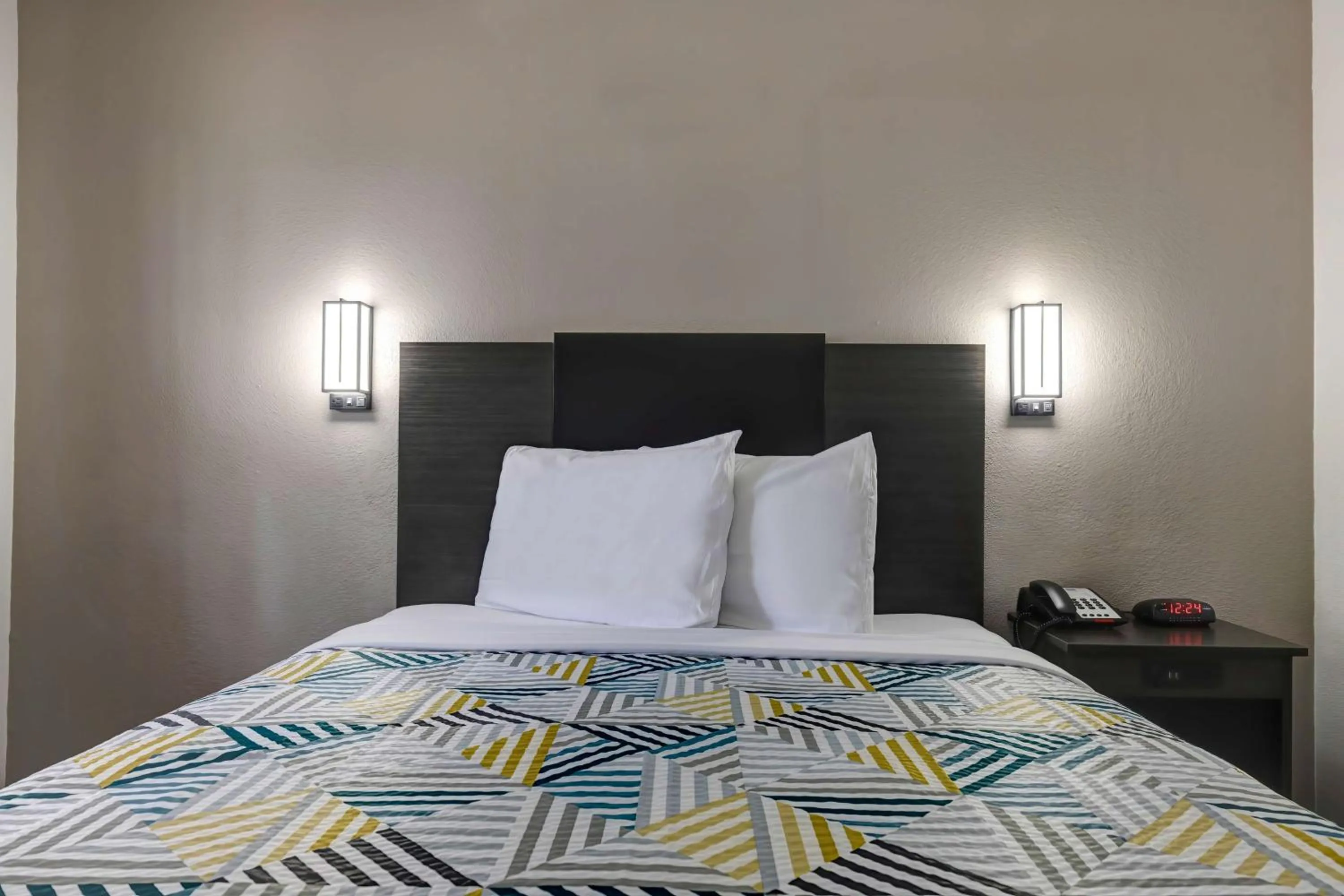 Queen Room - Disability Access - Smoking in Studio 6-Arlington, TX - South - Dallas