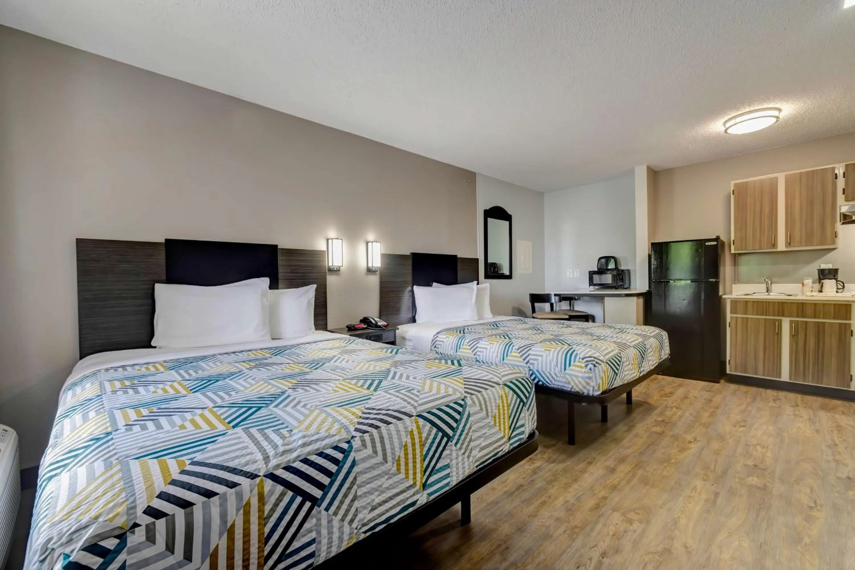 Queen Room with Two Queen Beds - Disability Access - Smoking in Studio 6-Arlington, TX - South - Dallas