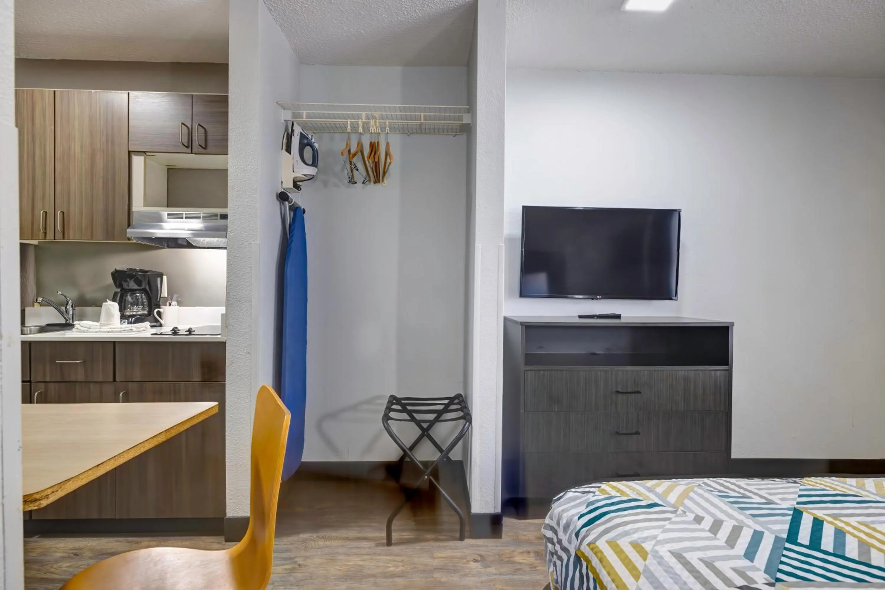 Queen Room - Disability Access - Non-Smoking in Studio 6-Arlington, TX - South - Dallas