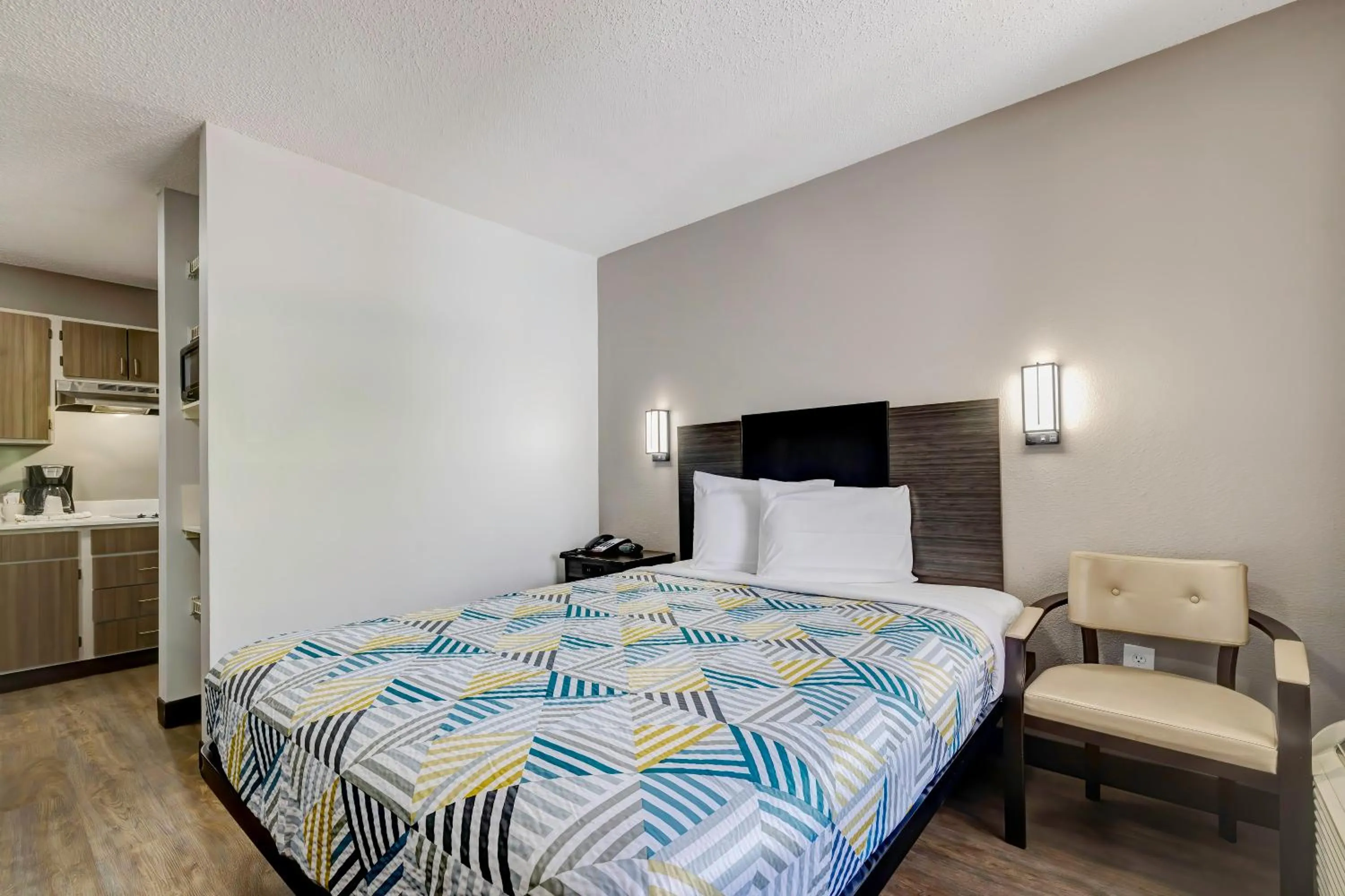 Deluxe Queen Room - Smoking in Studio 6-Arlington, TX - South - Dallas