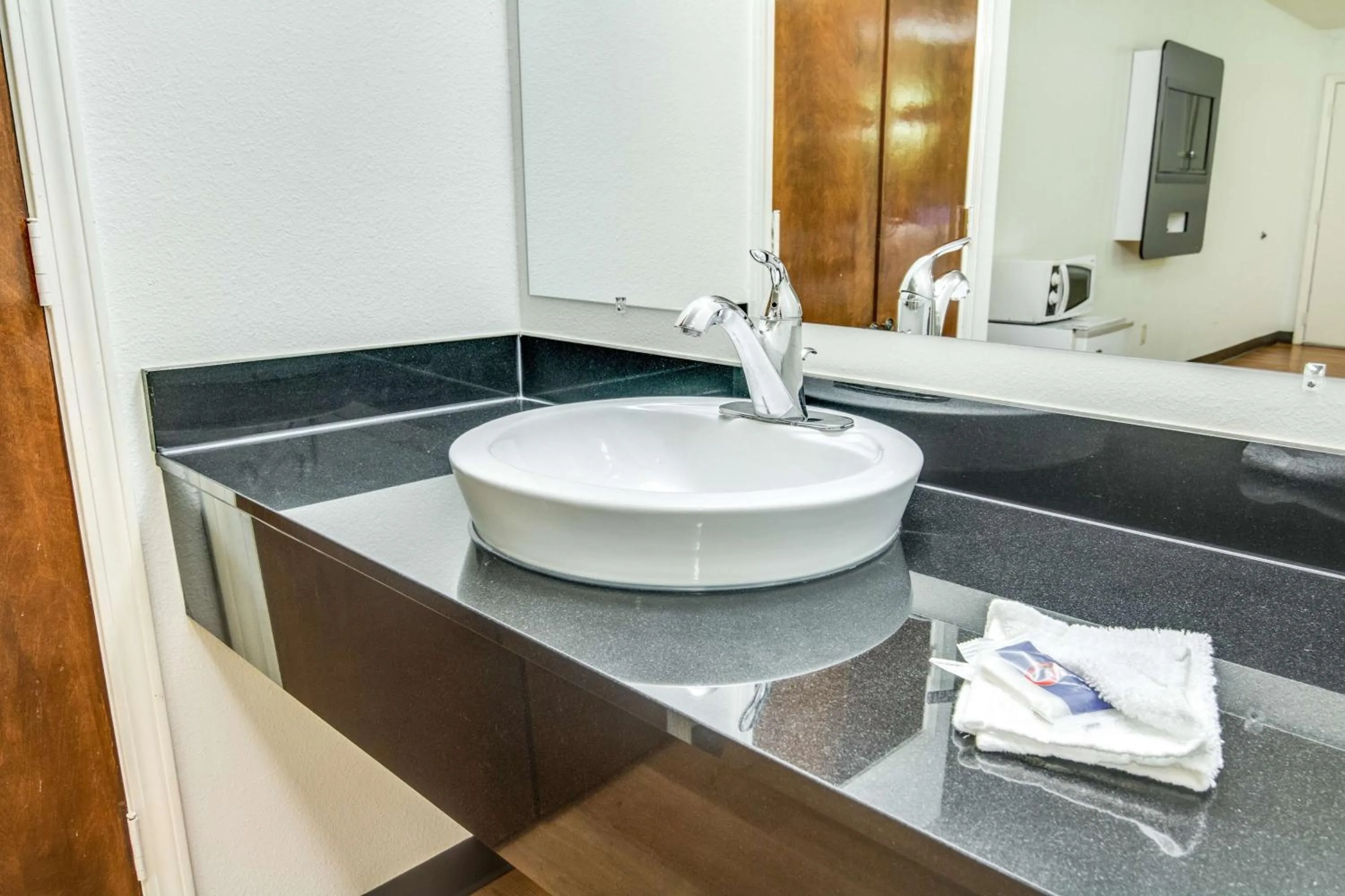 Queen Room with Two Queen Beds - Smoking in Motel 6-Longview, TX - North