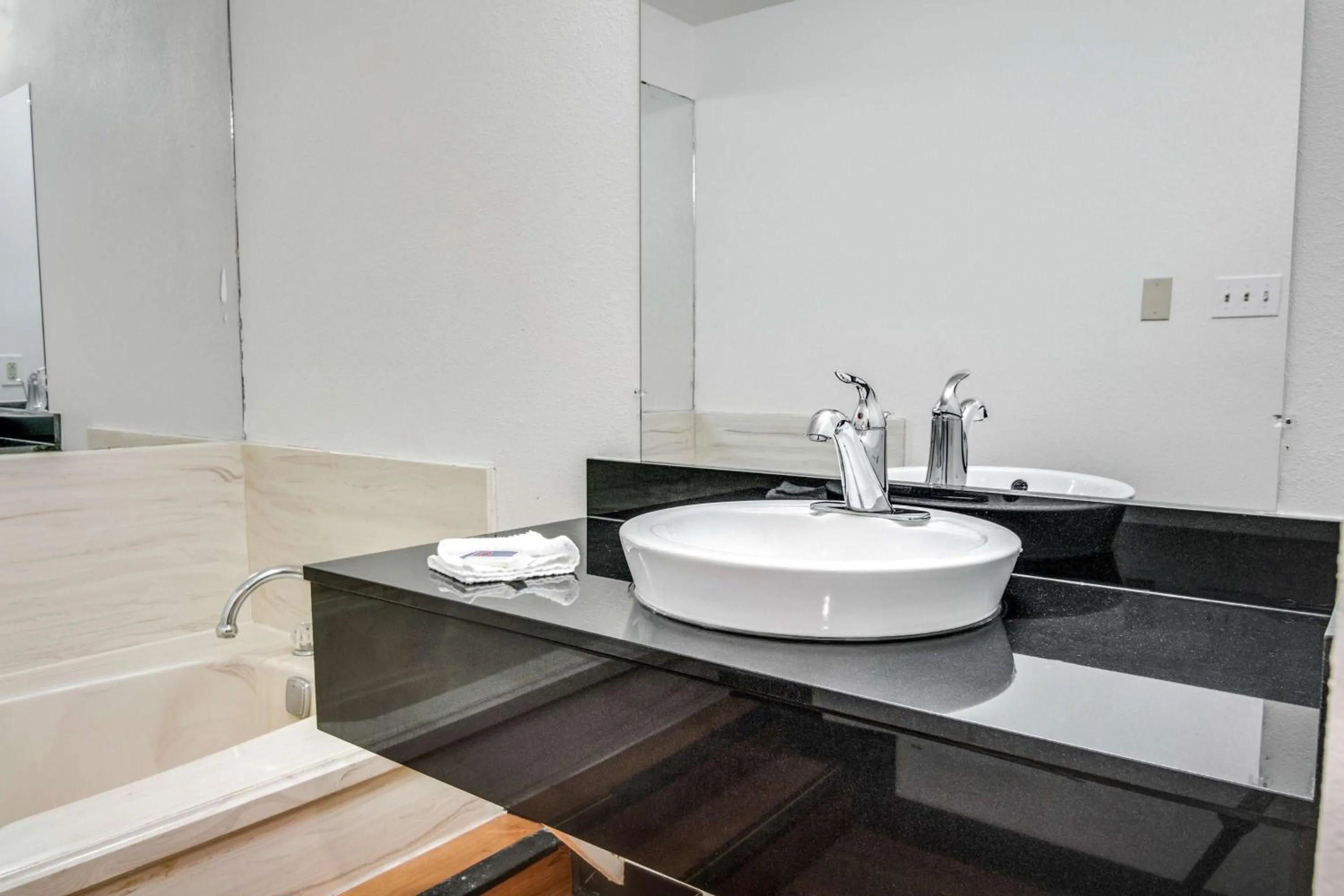 King Suite with Spa Bath - single occupancy - Non-Smoking in Motel 6-Longview, TX - North