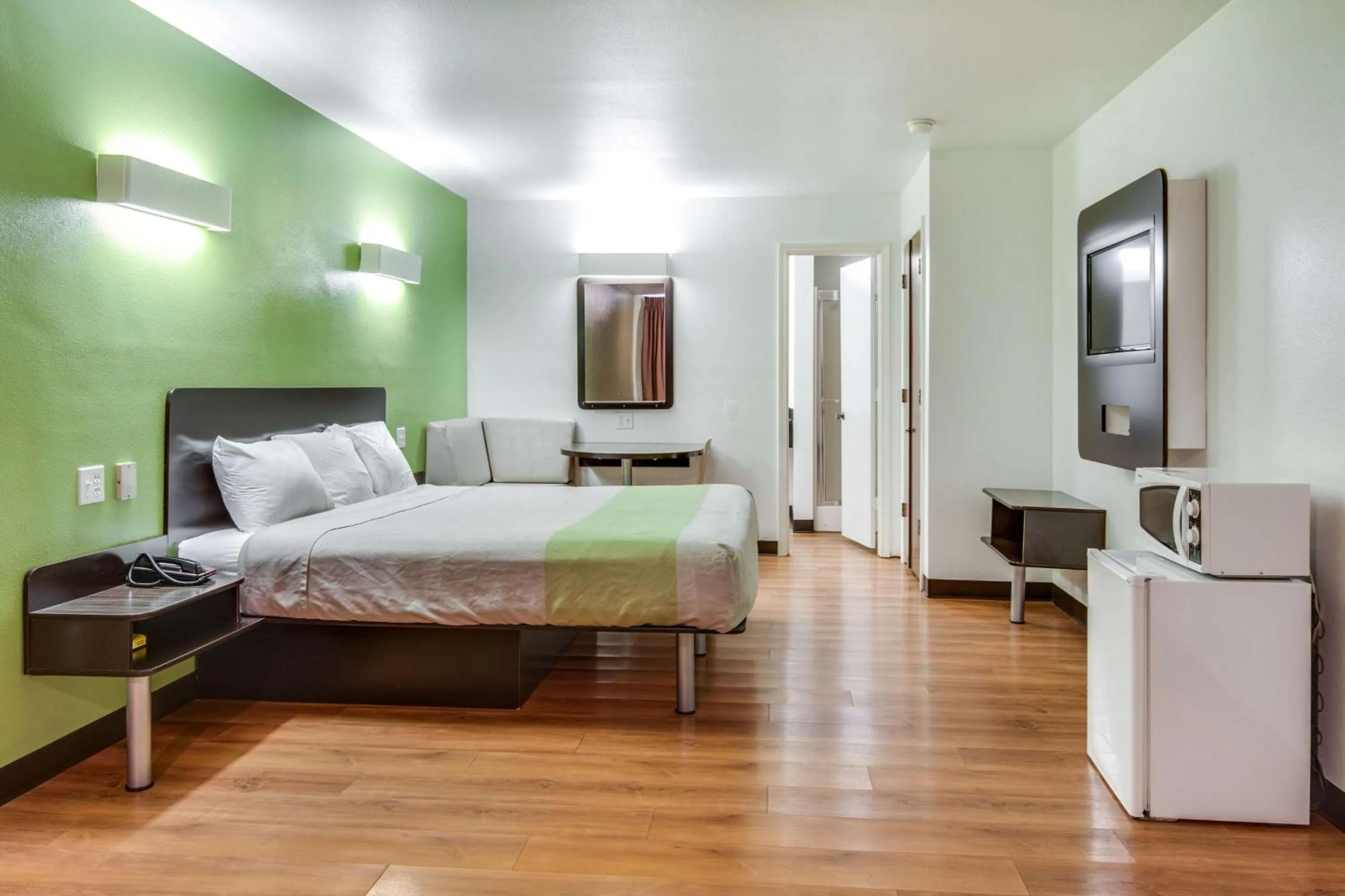 King Room - single occupancy - Disability Access - Non-Smoking in Motel 6-Longview, TX - North