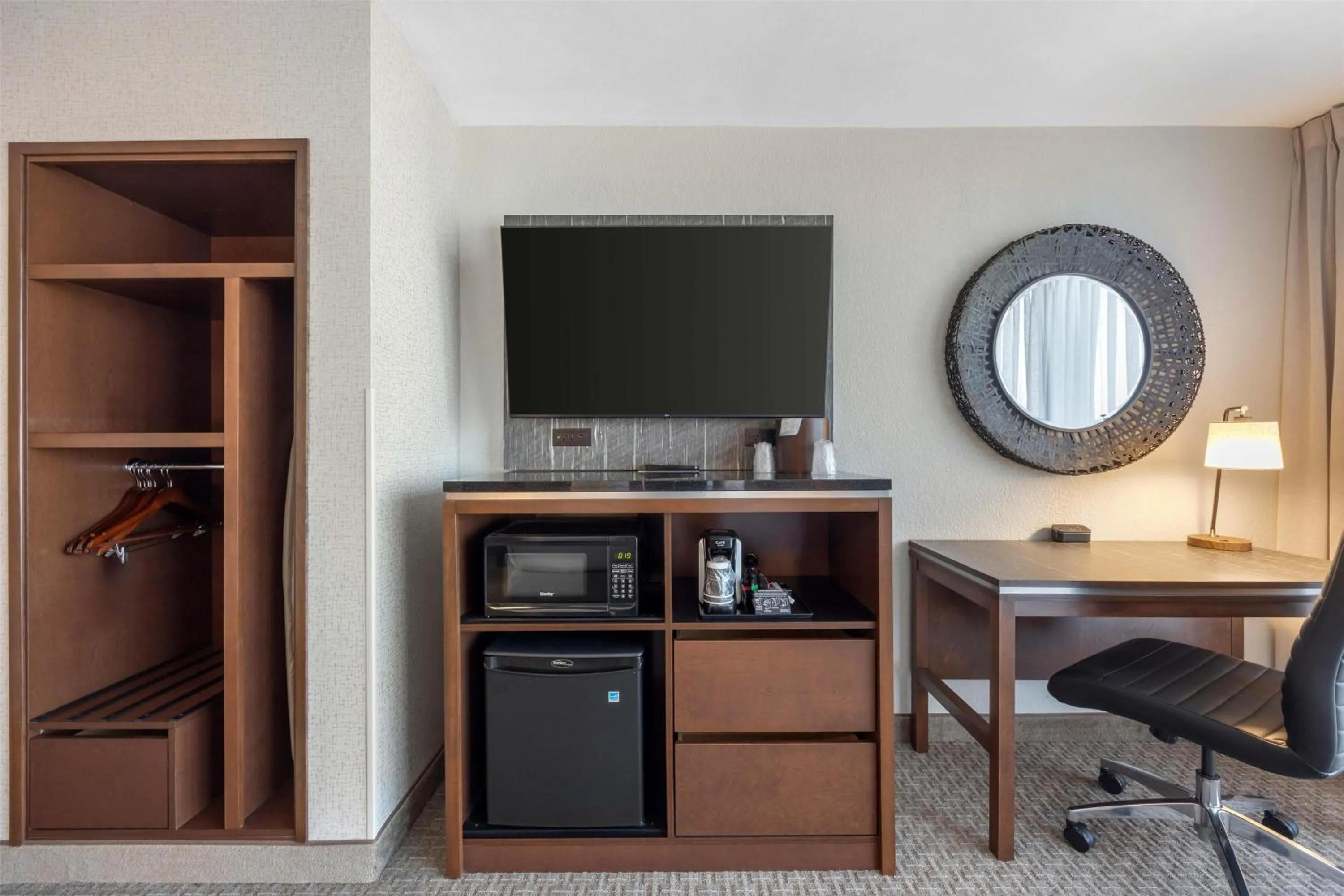 Deluxe King Room - Accessible, Roll-in Shower in Drury Inn & Suites Paducah