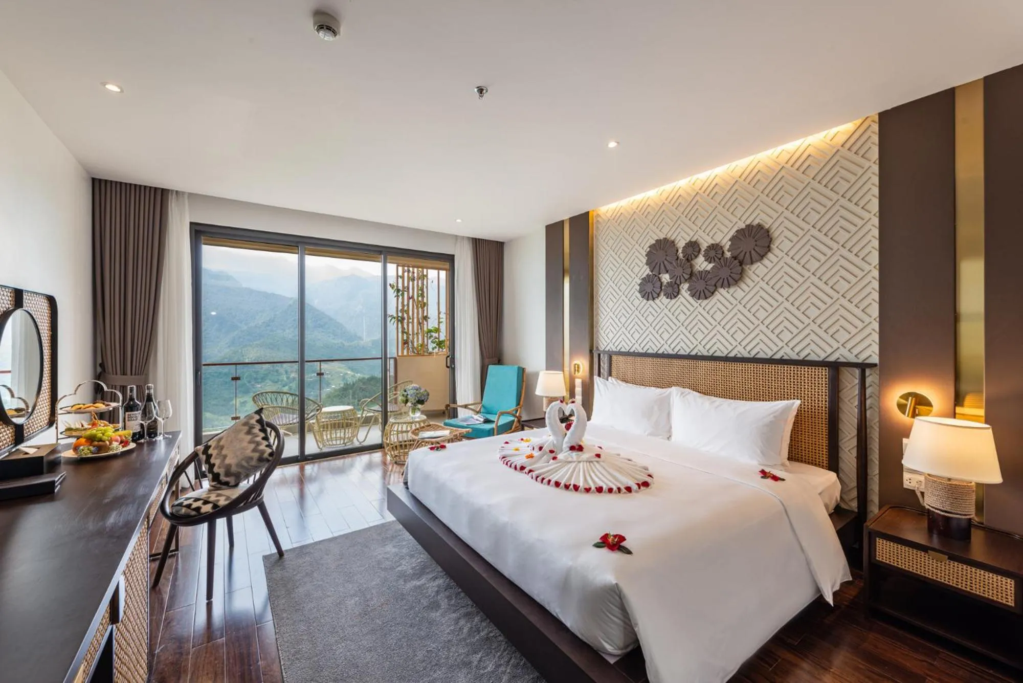 Deluxe Double Room with Balcony and Mountain View in KK Sapa Hotel