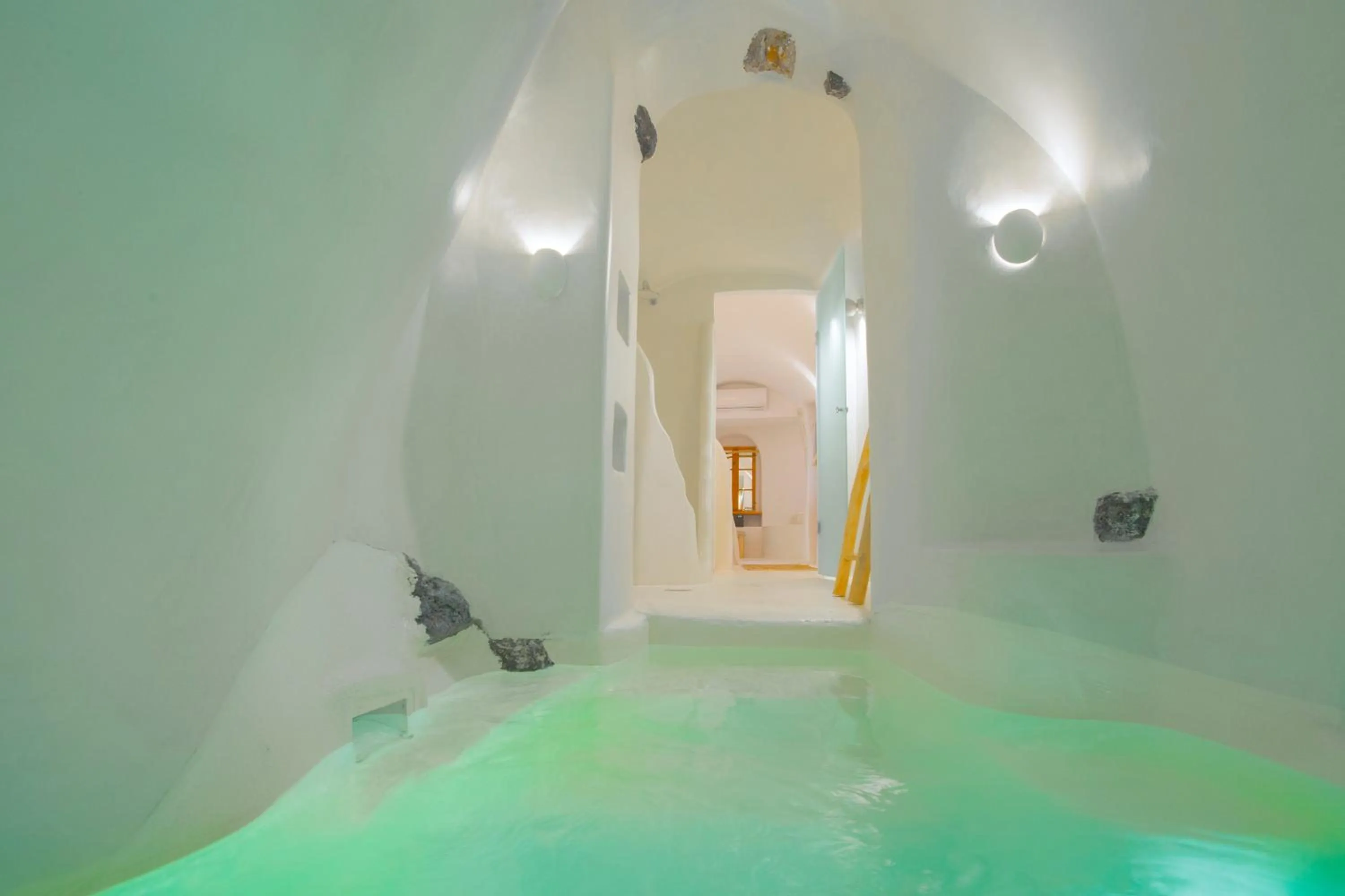 Junior Cave Suite with indoor hot tub (2 adults) in Nano Suites