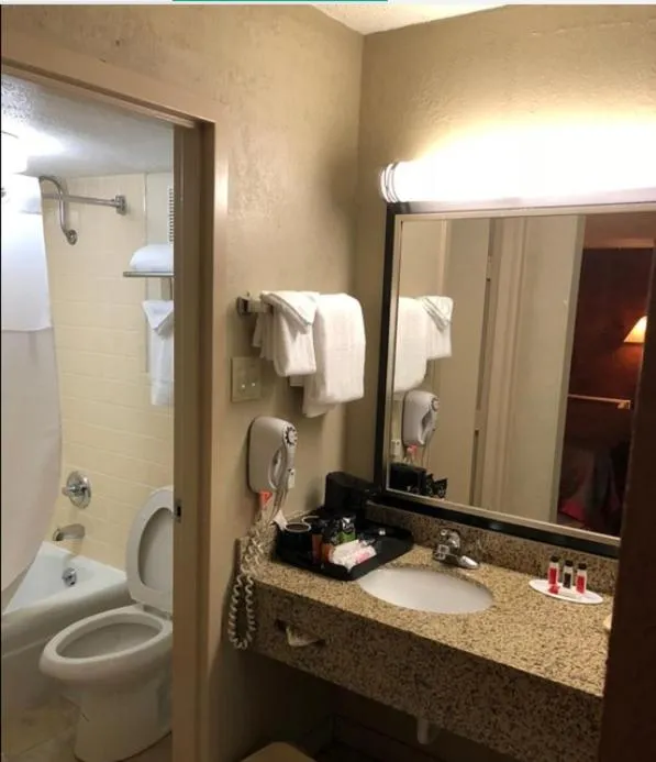 King Room - Non-Smoking in Michigan City Inn