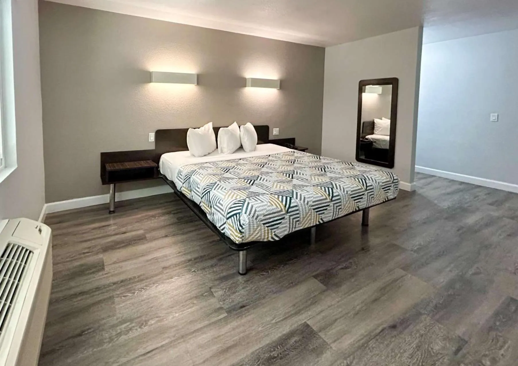 Queen Room - single occupancy - Smoking in Motel 6-Anaheim, CA