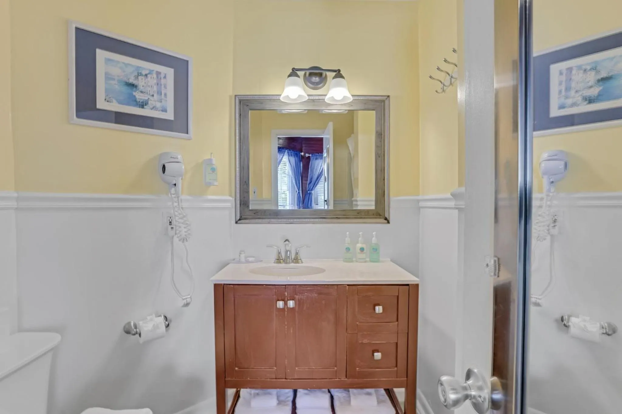 Deluxe King Room in The Palms Hotel