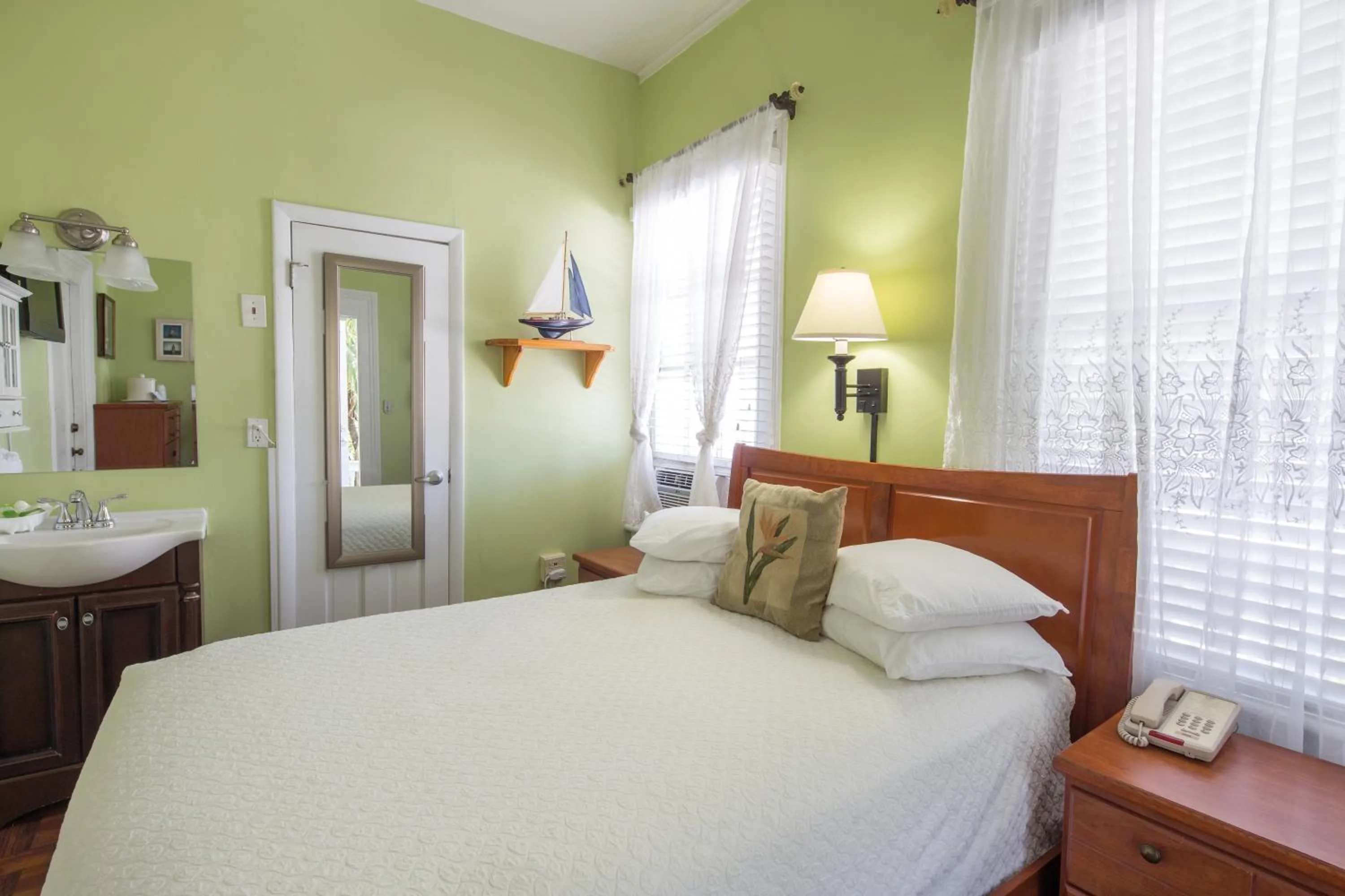 Petite Single Room in The Palms Hotel