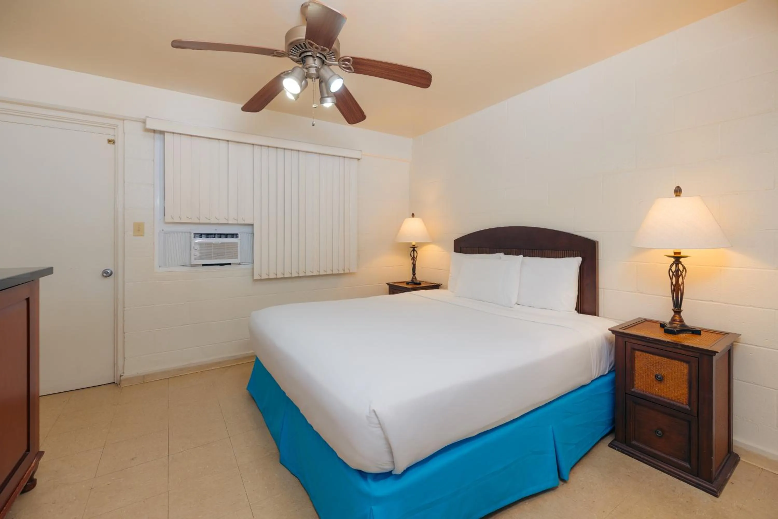 Studio 1 Queen or 2 Twins in Waikiki Heritage Hotel