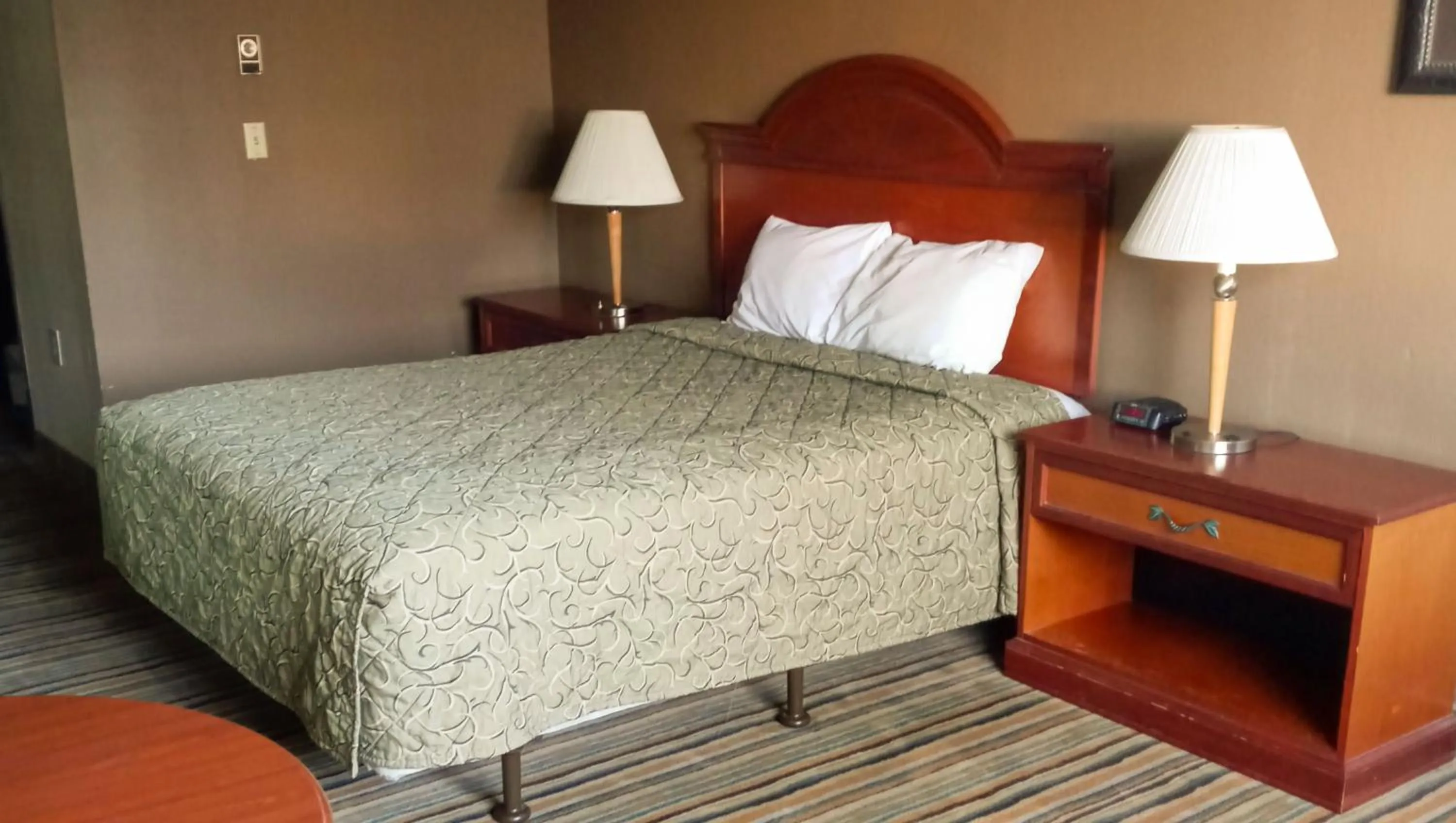 Queen Room - Disability Access in The La Grande Inn