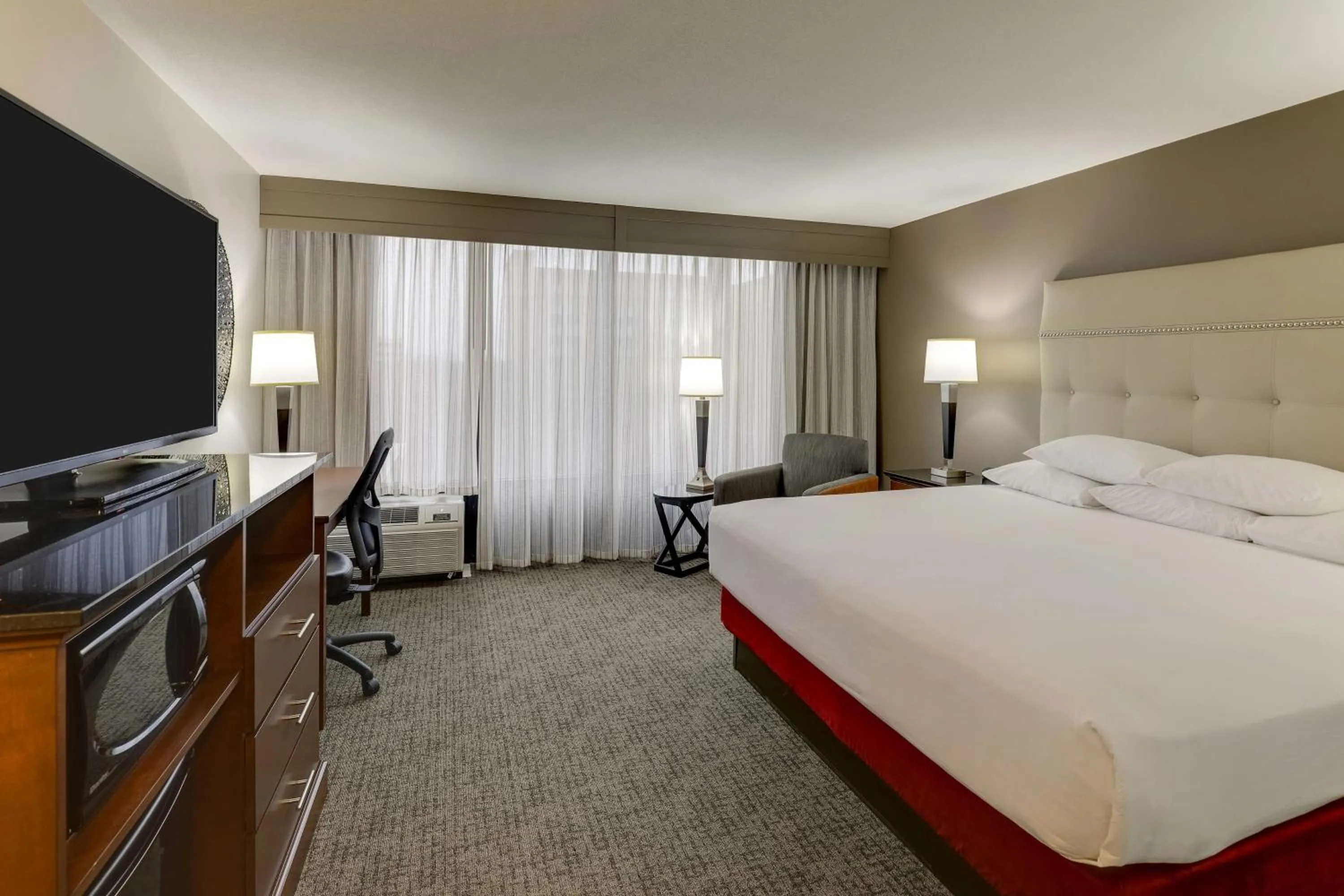 Deluxe King Room - Accessible, Roll-in Shower in Drury Inn & Suites Columbus Dublin