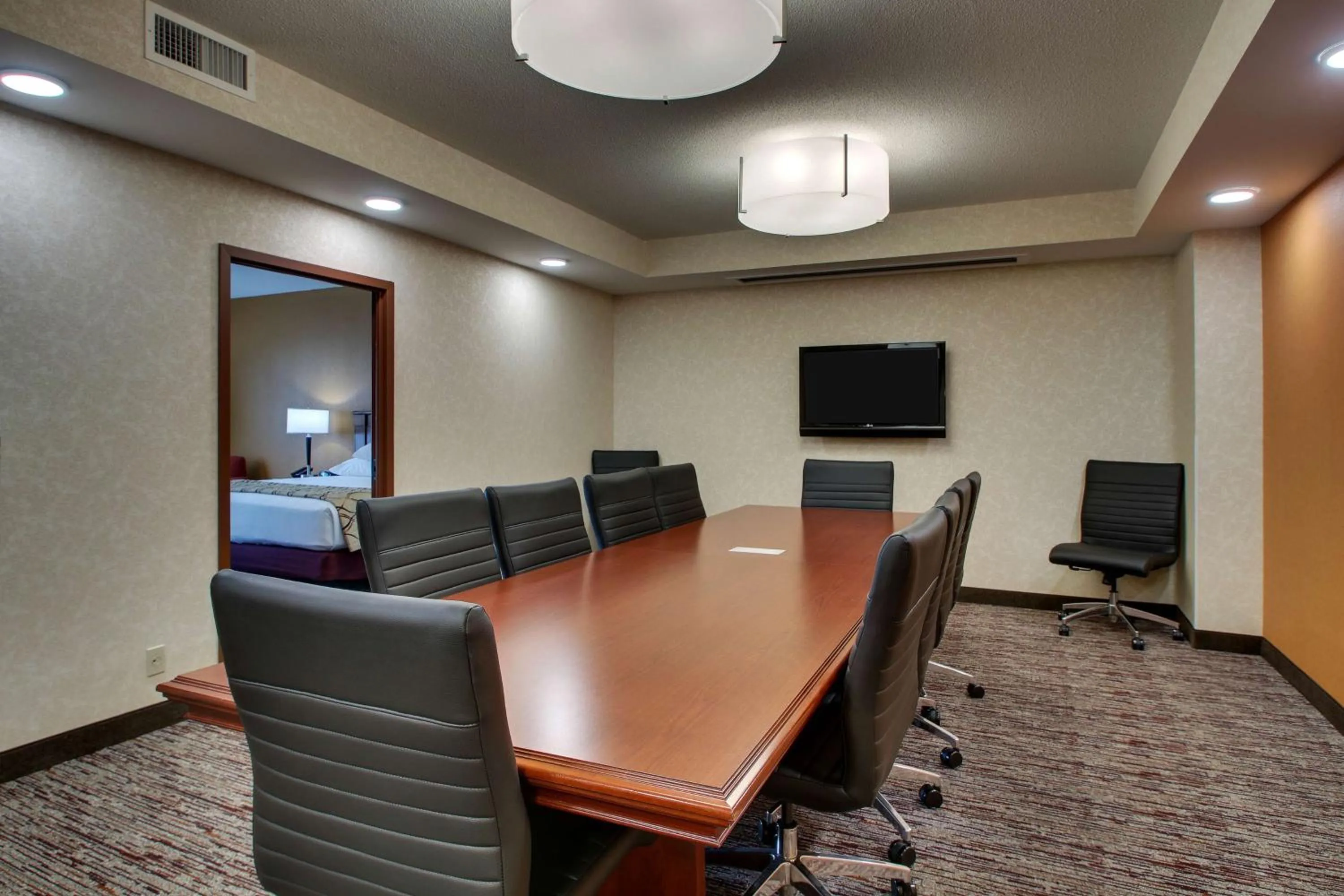 Deluxe King Meeting Room, 2 Rooms - Accessible , Tub in Drury Inn & Suites Findlay