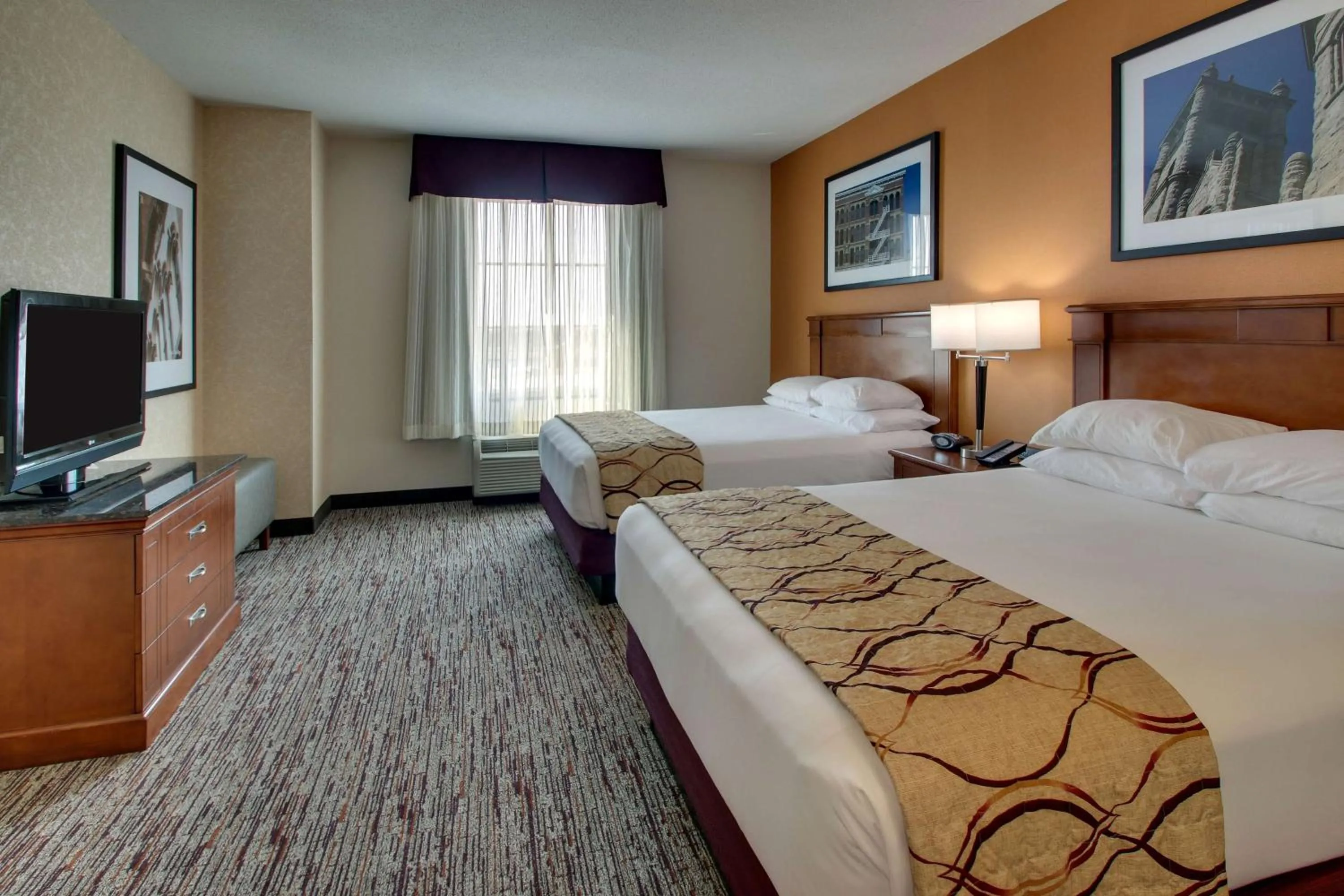 Queen Suite in Drury Inn & Suites Findlay