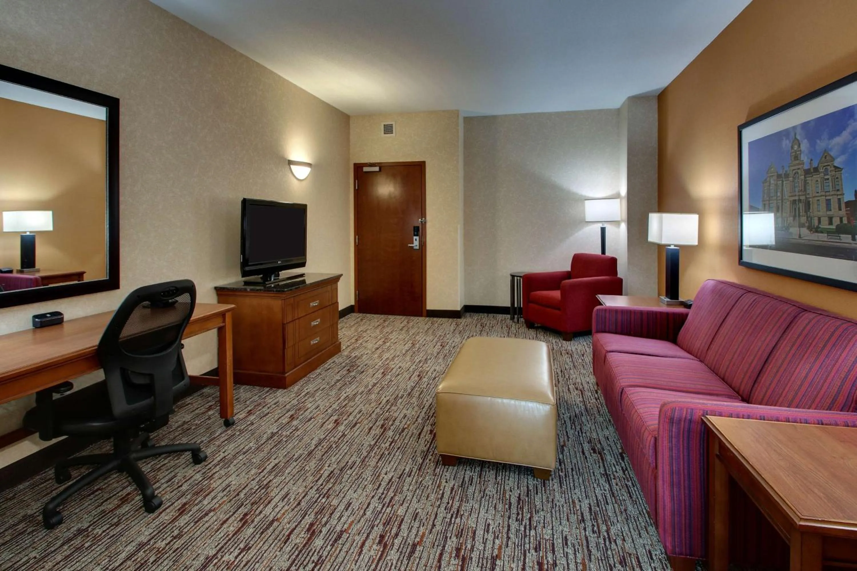 Queen Suite with Sofa Bed - Accessible, Roll-in Shower in Drury Inn & Suites Findlay