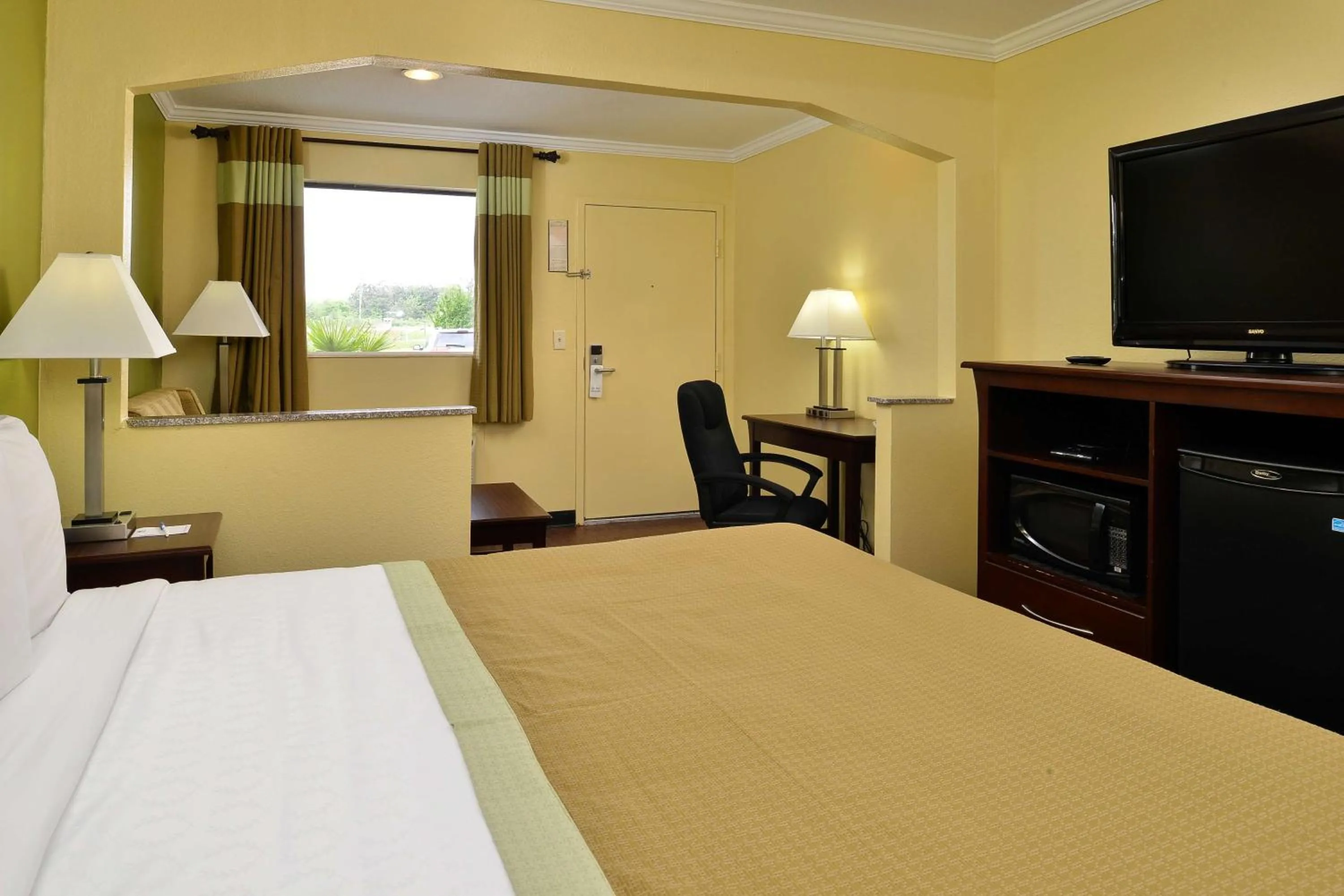 King Room - Disability Access in Americas Best Value Inn Winona