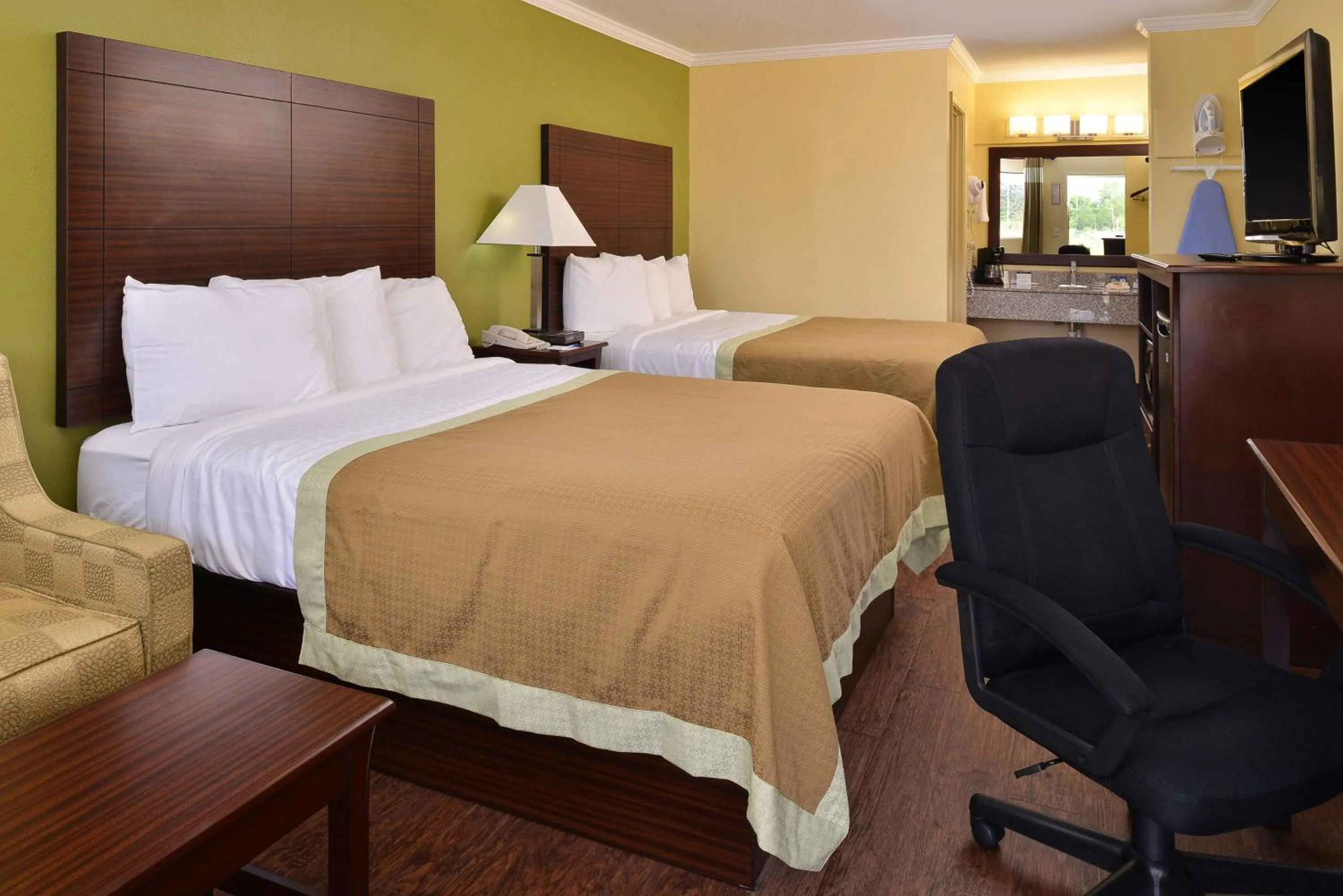 Queen Room in Americas Best Value Inn Winona