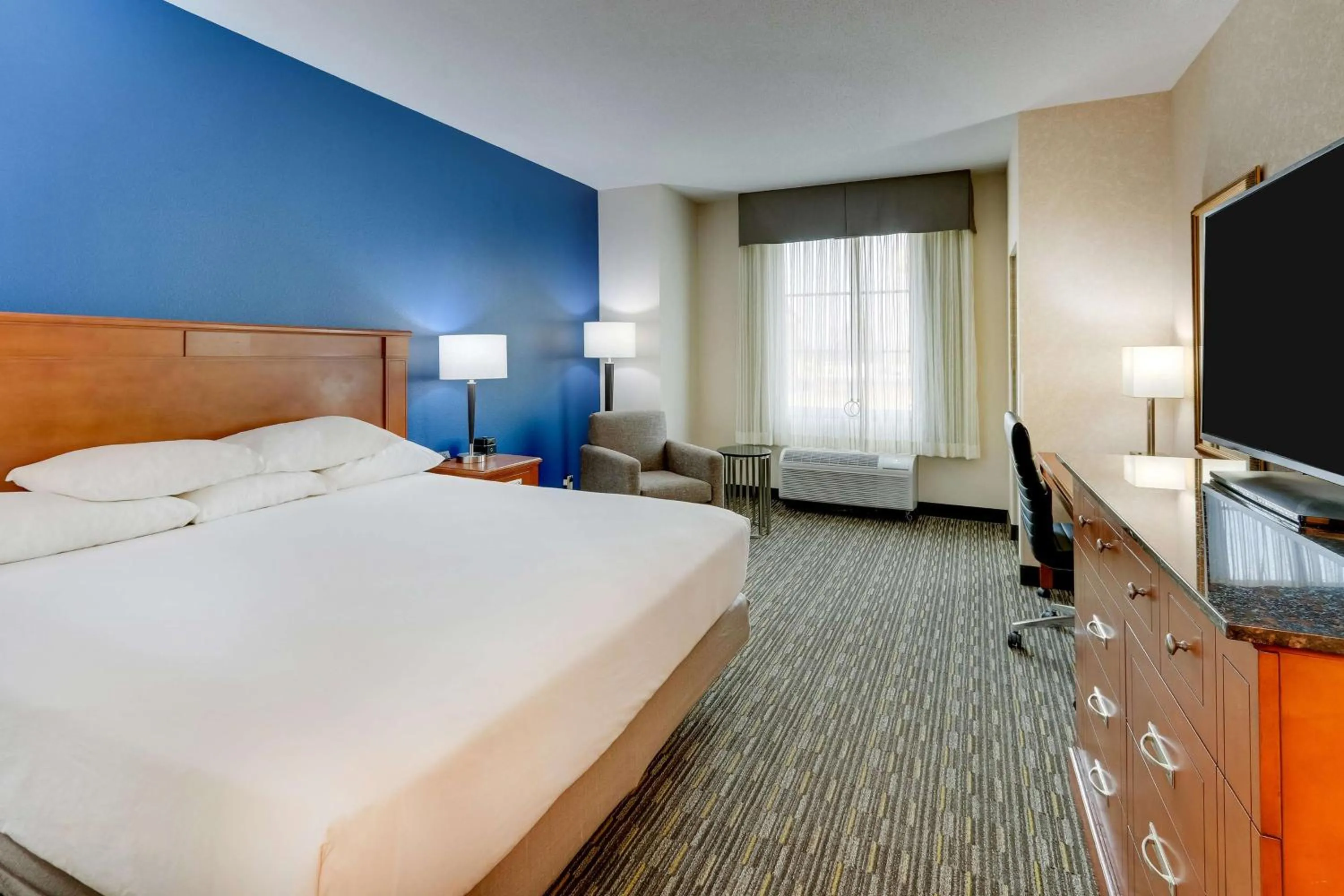 Deluxe King Room - Accessible, Roll-in Shower in Drury Inn & Suites Sikeston