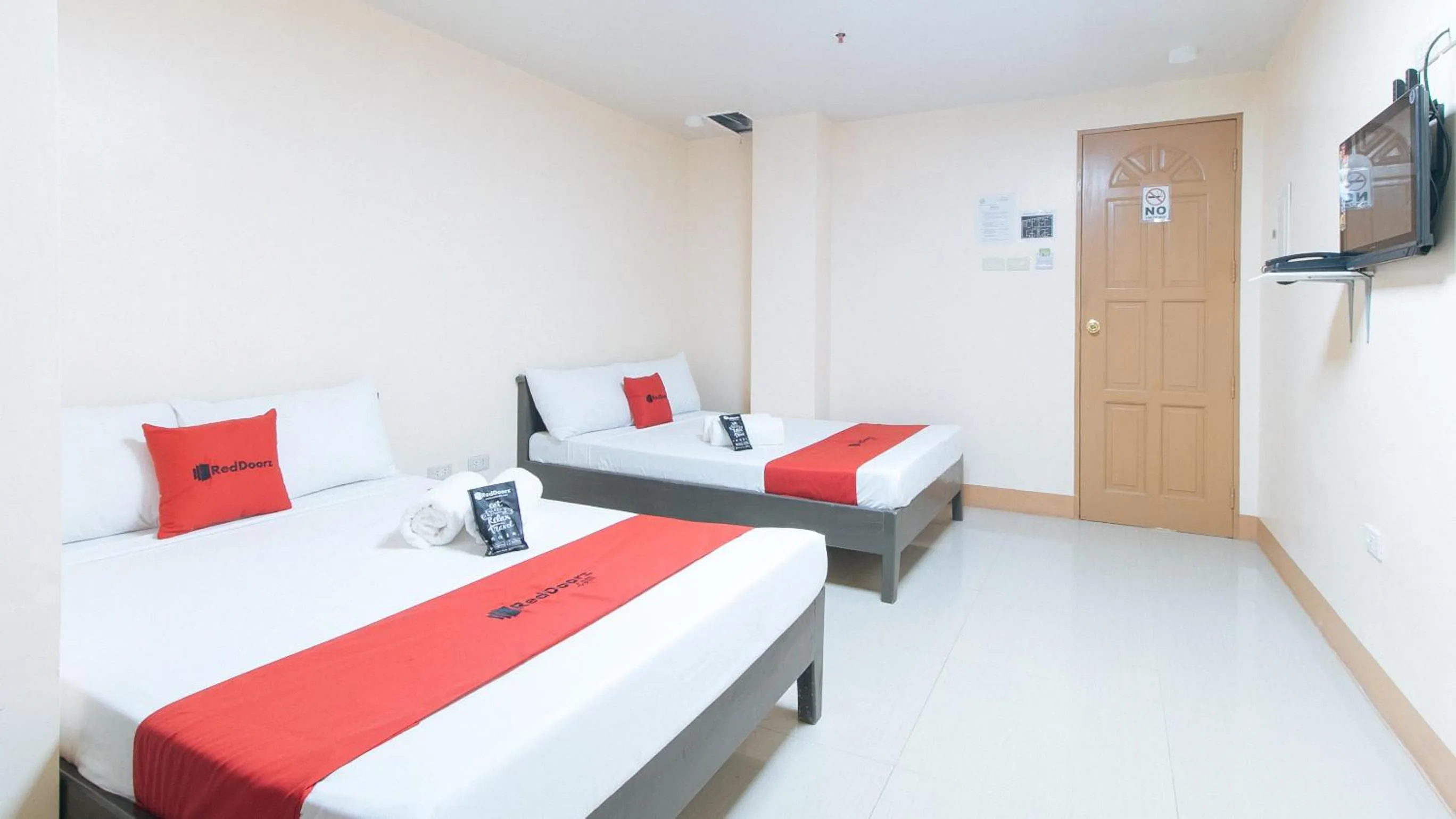 Quadruple Room in RedDoorz at Isabelita Hotel Tuguegarao City