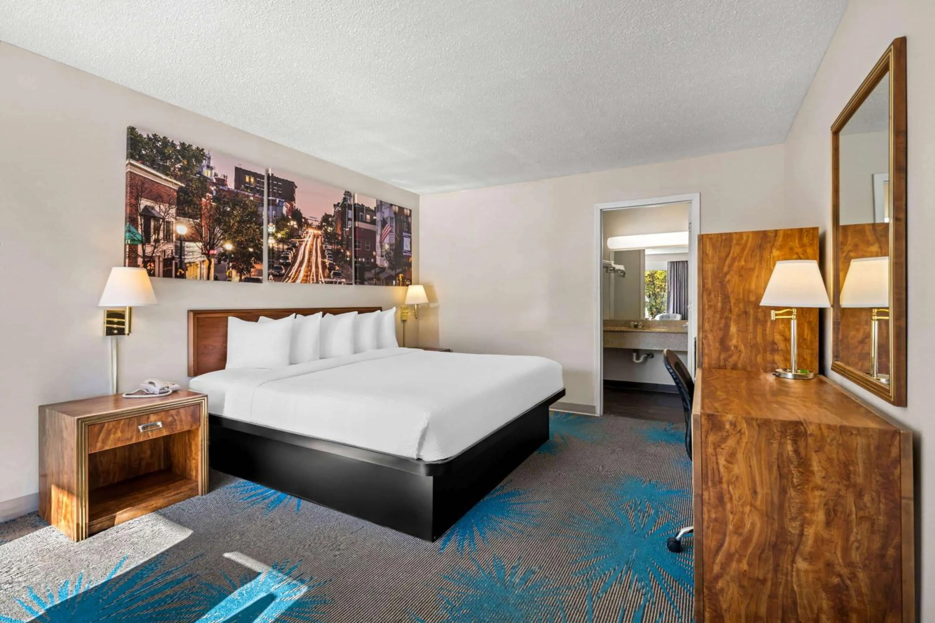 King Room - Non-Smoking in Days Inn by Wyndham Dubuque