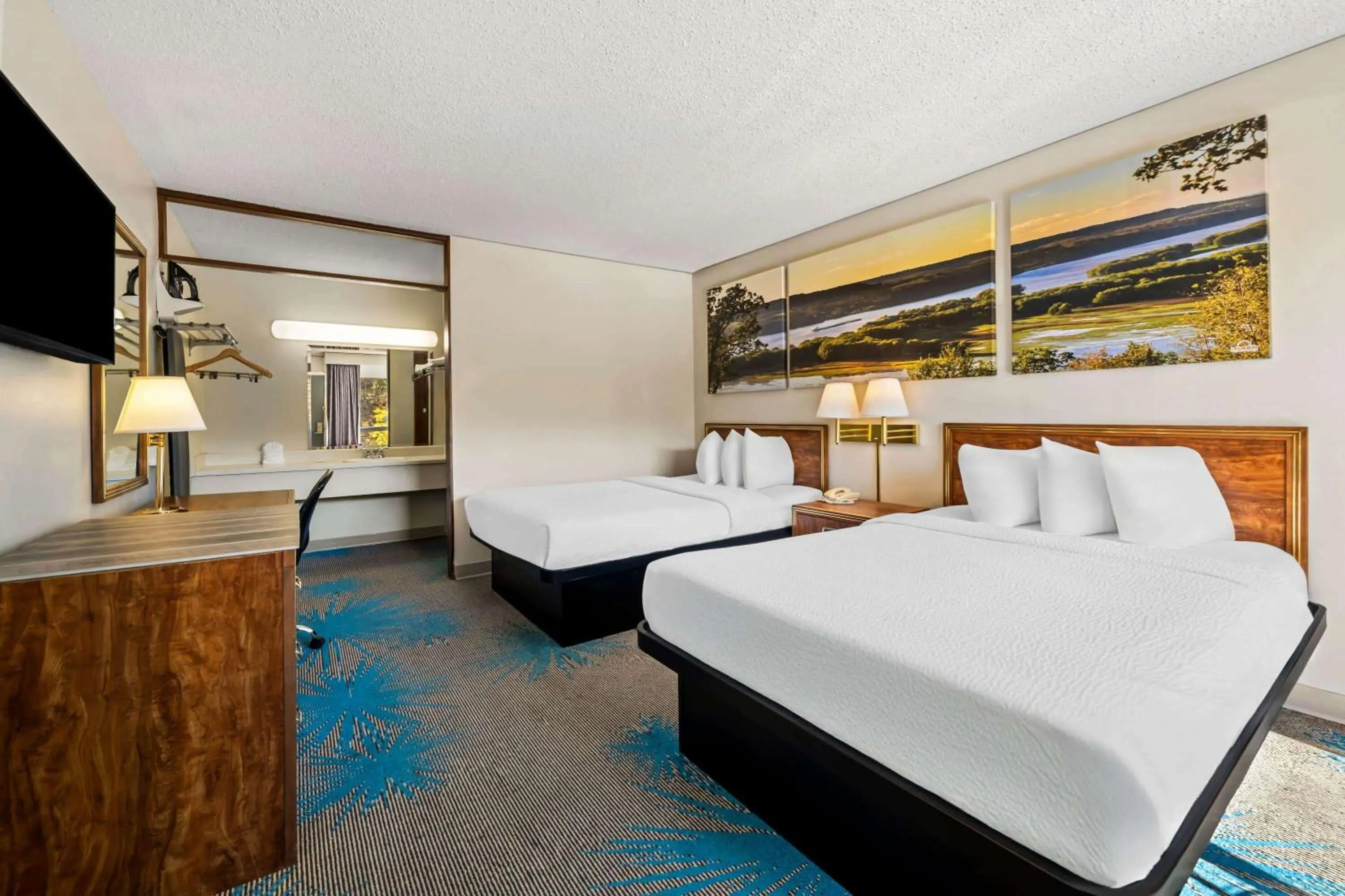 Double Suite in Days Inn by Wyndham Dubuque