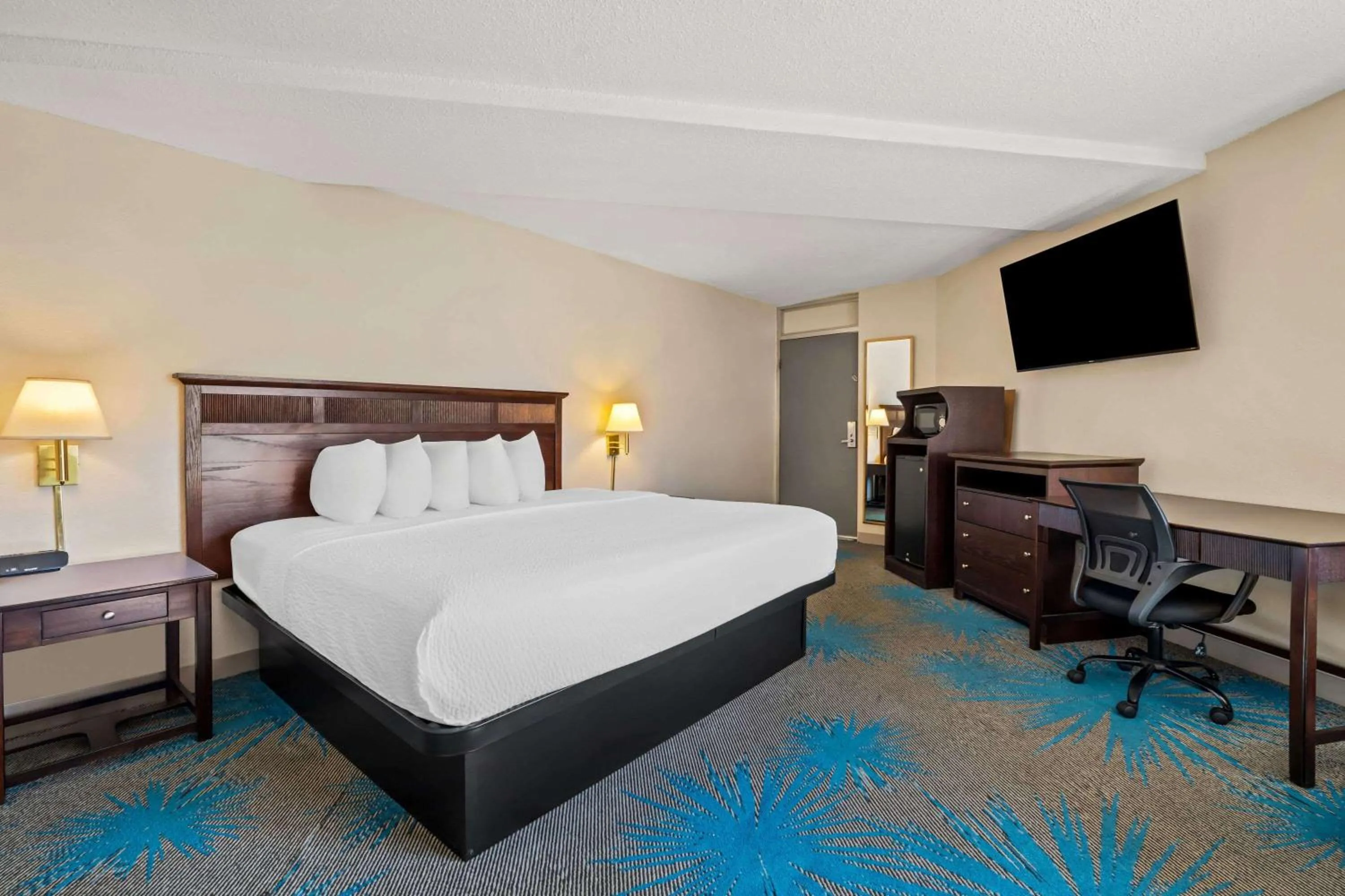 King Suite in Days Inn by Wyndham Dubuque