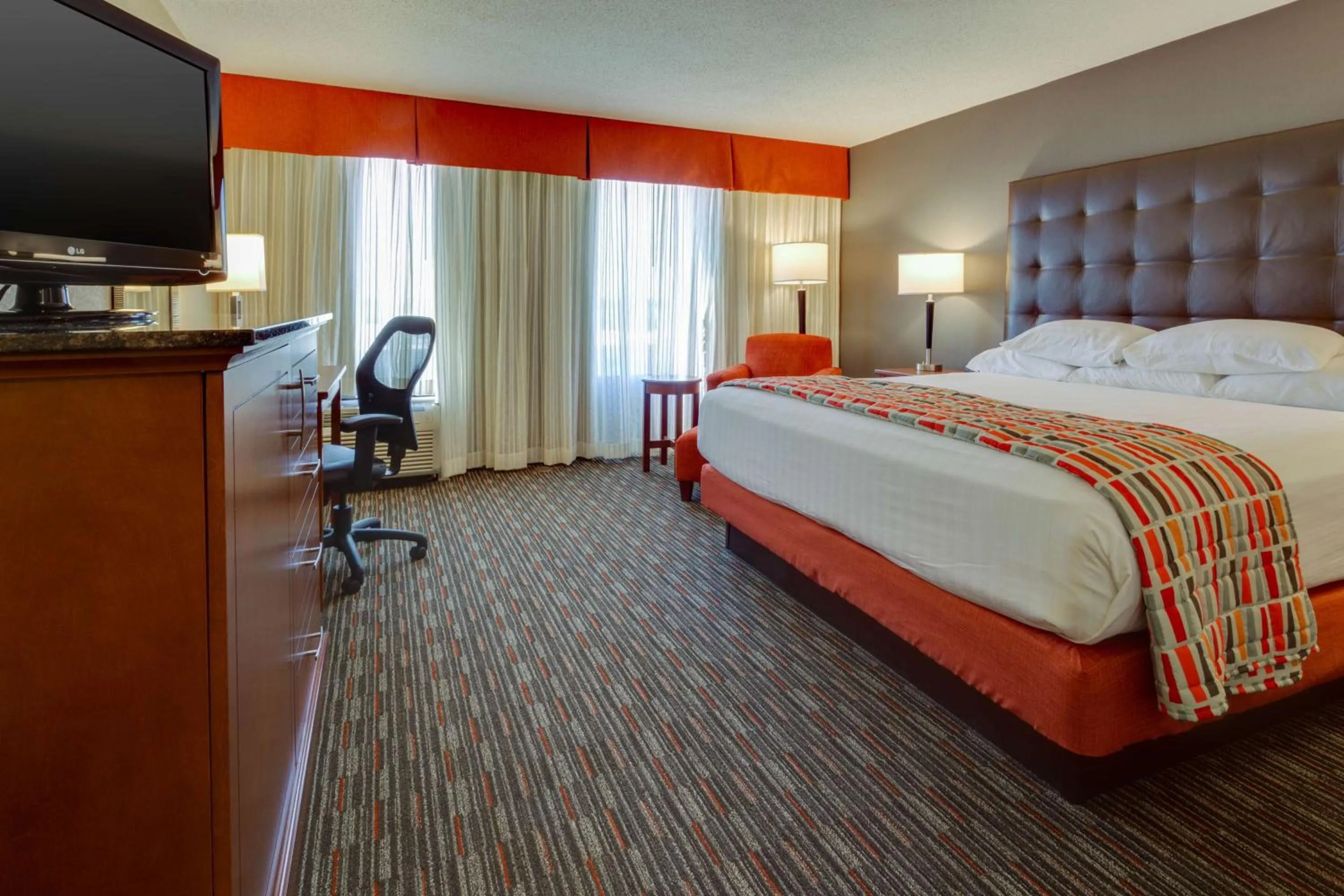 Deluxe King Room - Accessible, Tub in Drury Inn & Suites Memphis Southaven