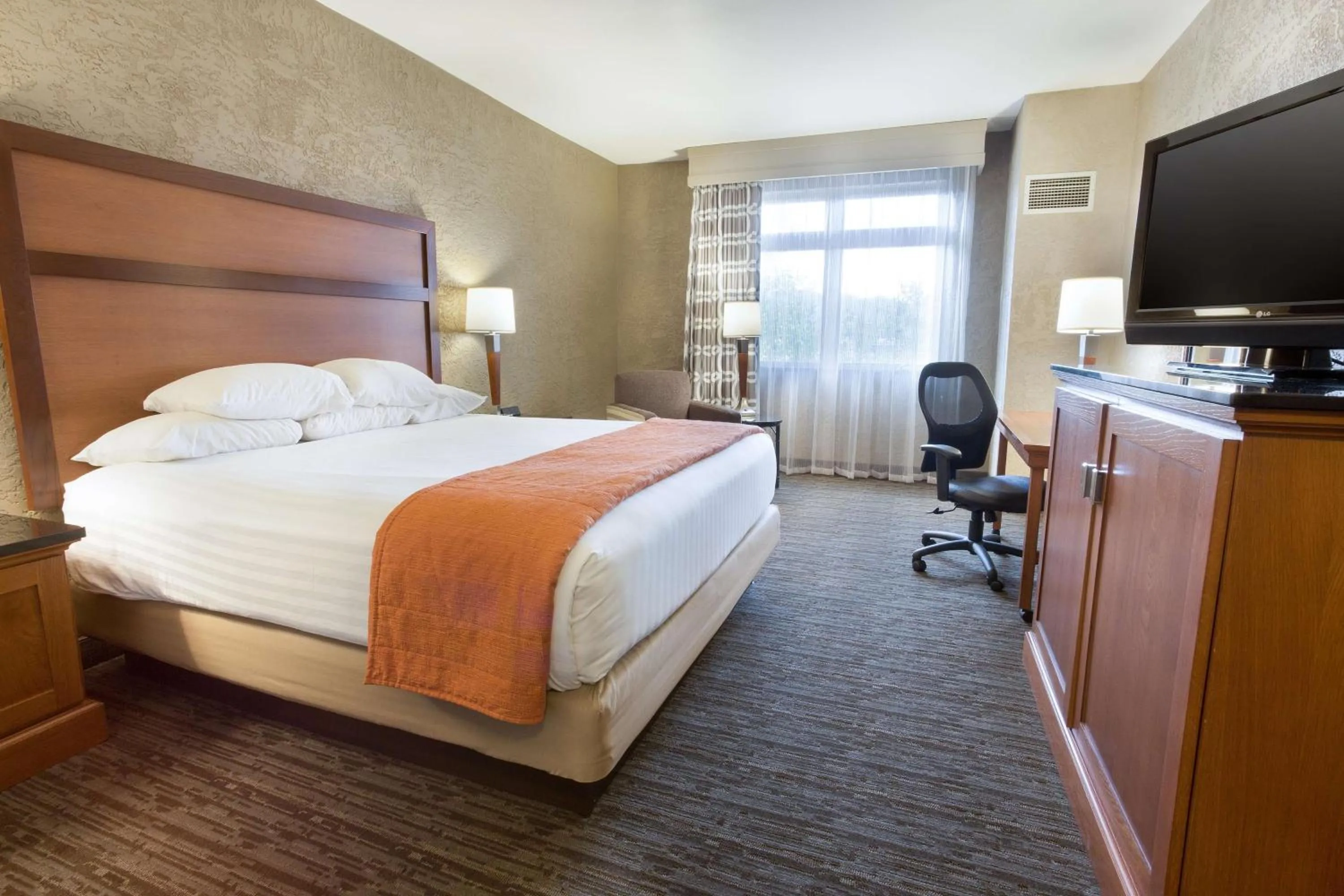 Superior King Room - Accessible, Tub in Drury Inn & Suites Flagstaff