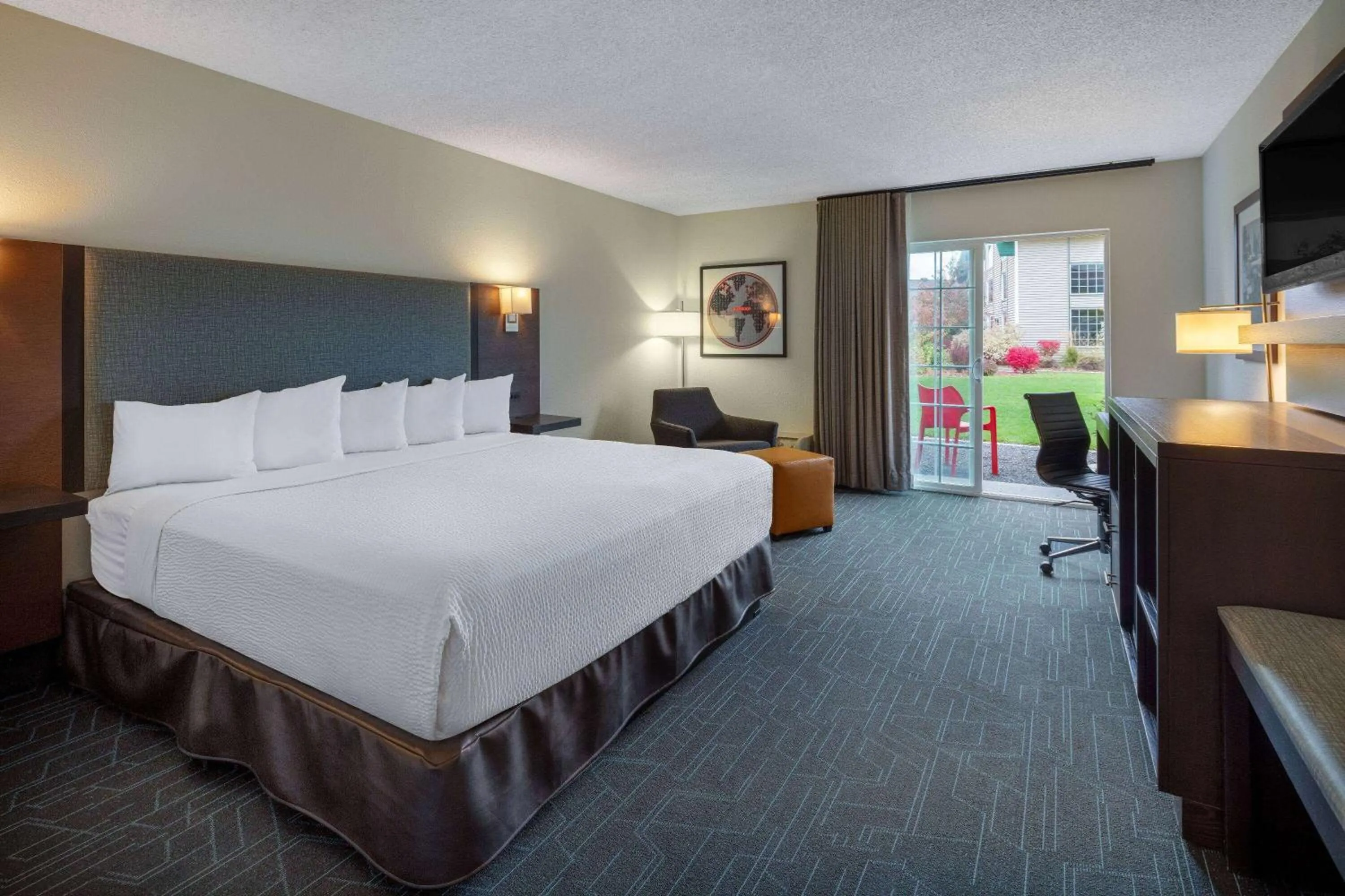 King Room with Courtyard View - Non-Smoking in Ramada by Wyndham Spokane Airport