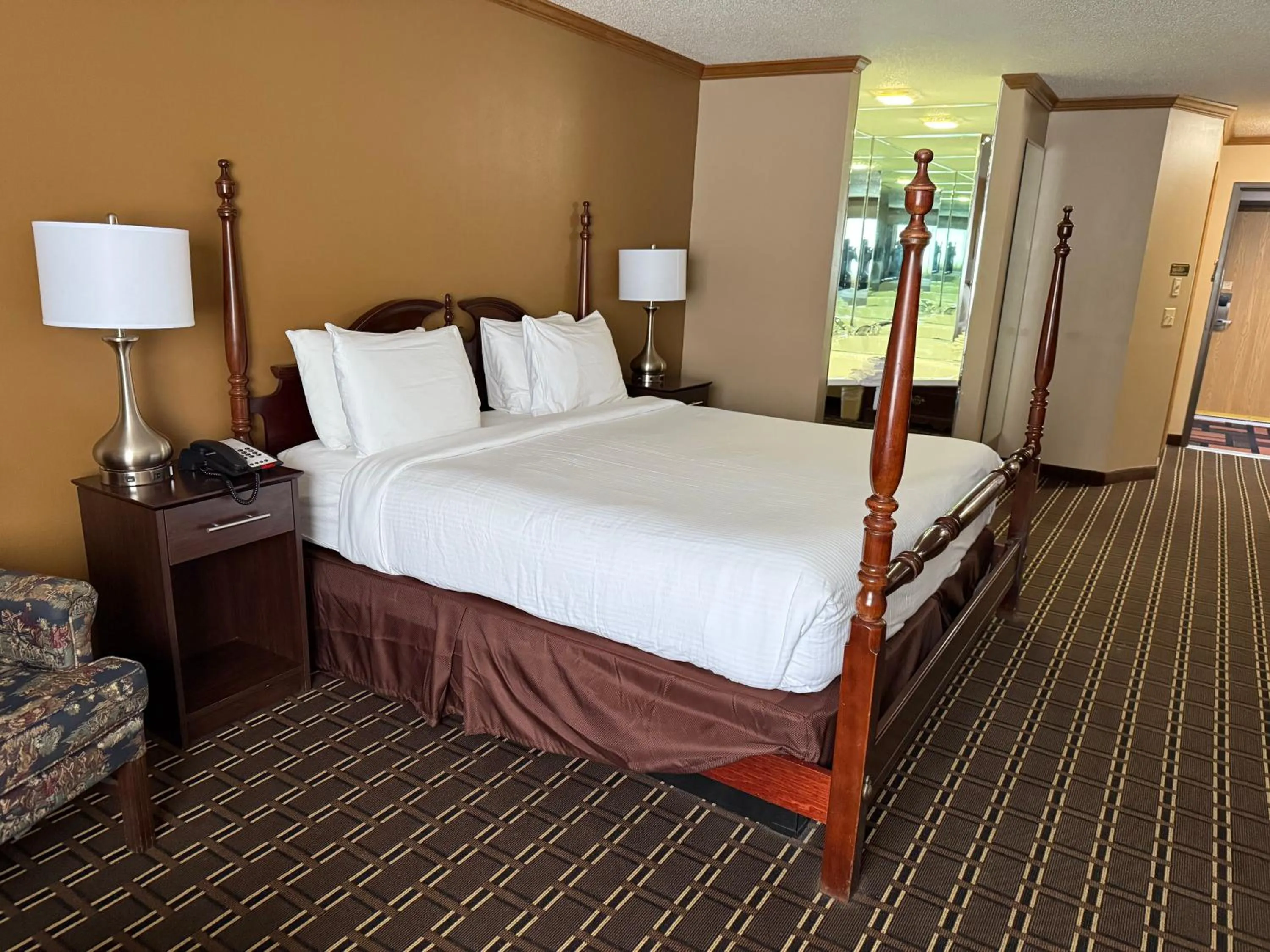 King Room with Whirlpool - Non-Smoking in Best Western Dodgeville Inn & Suites