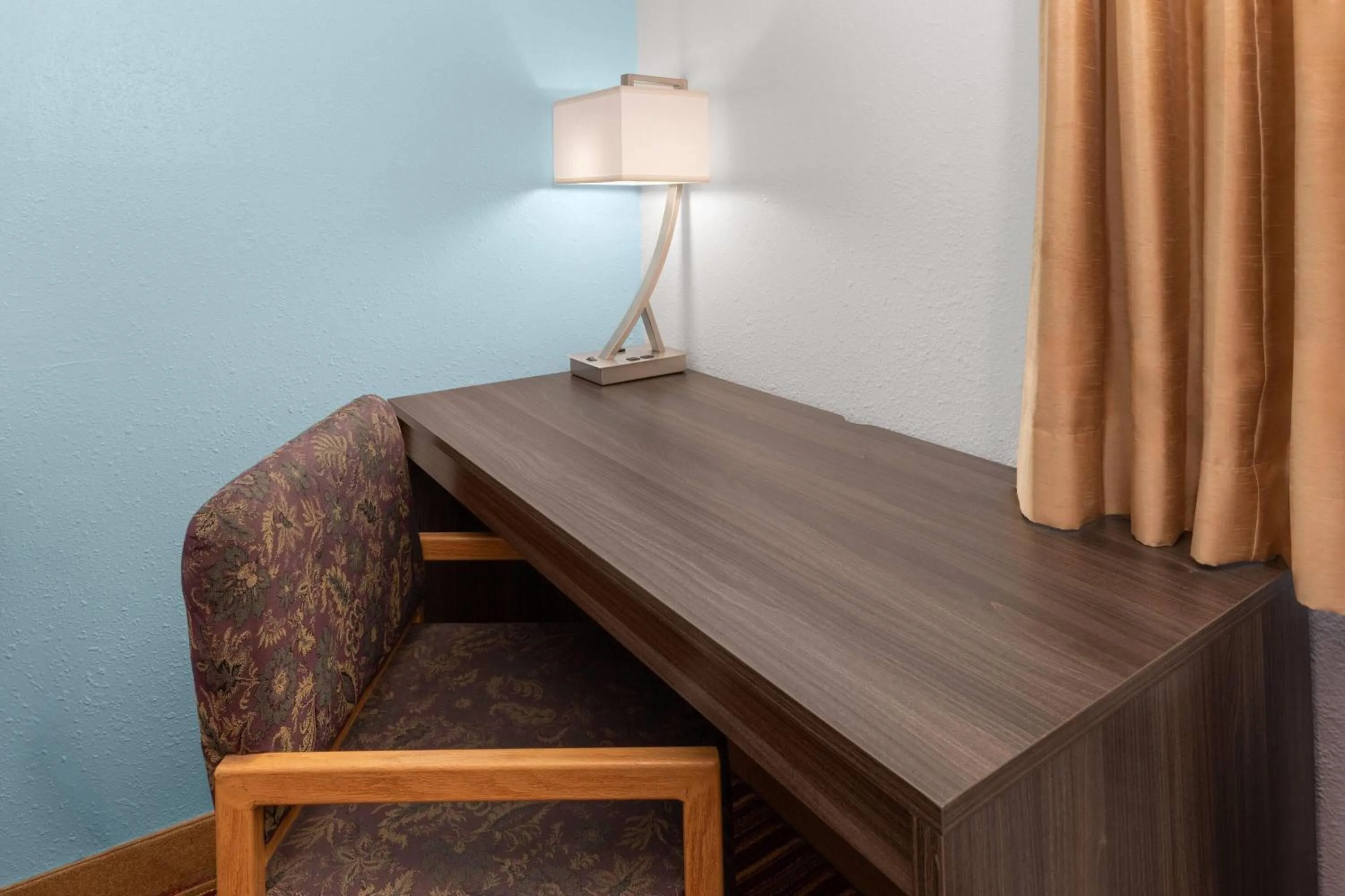 King Room - Disability Access/Non-Smoking in Super 8 by Wyndham Rock Port MO