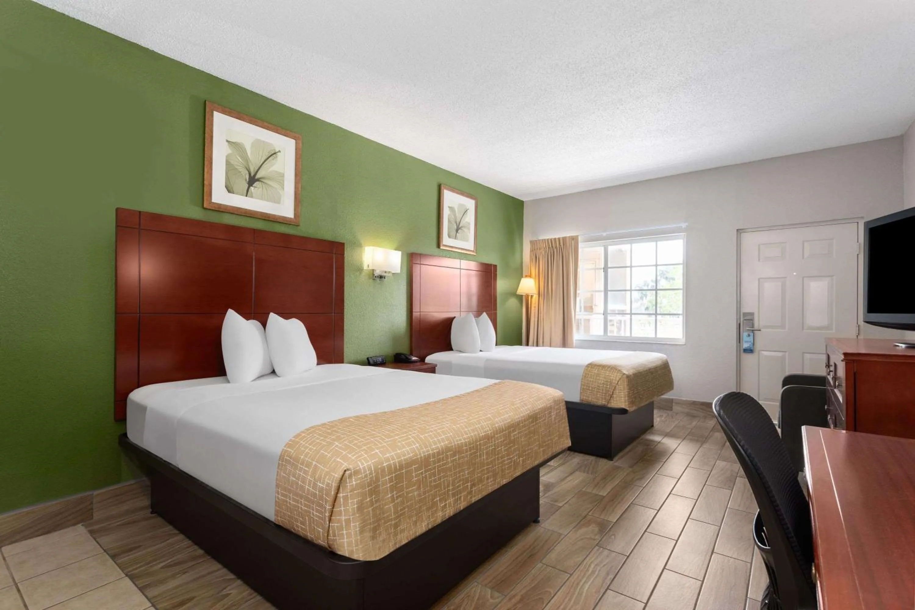 Queen Room with Two Queen Beds - Smoking in Travelodge Suites by Wyndham Lake Okeechobee