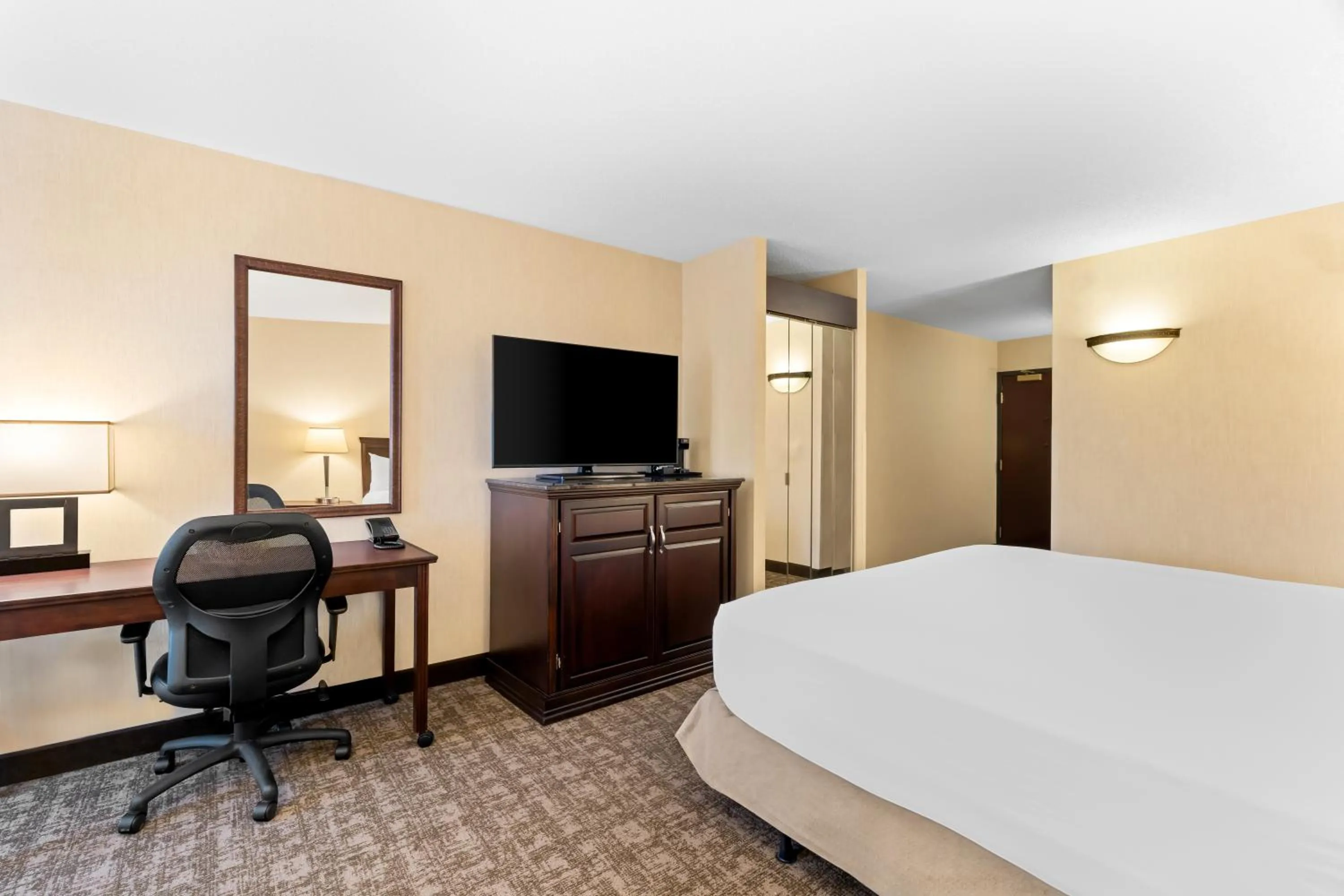 King Room with Roll-In Shower - Disability Access/Non Smoking in Prado Hotel by Choice Hotels