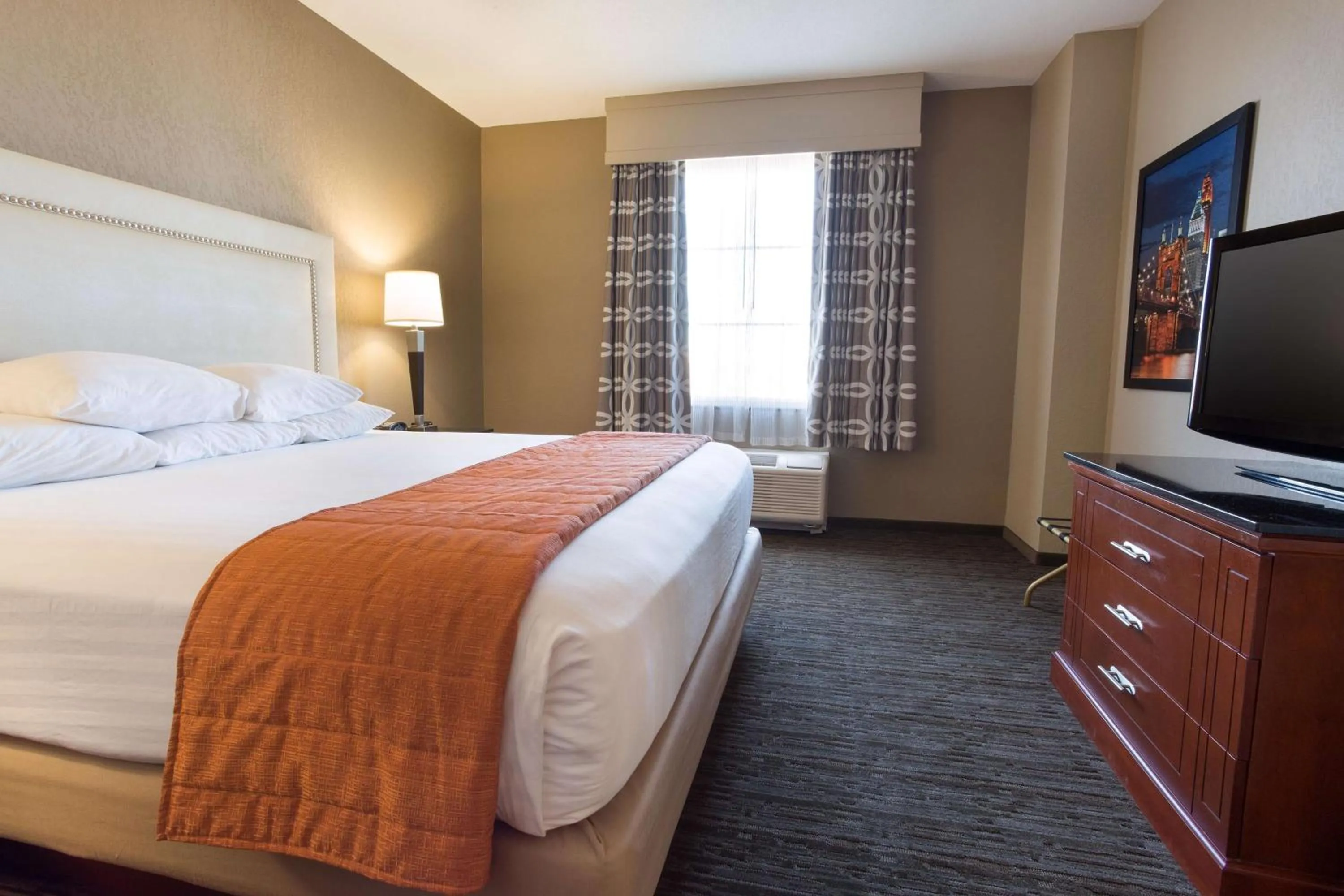 King Suite with Sofa Bed in Drury Inn & Suites Cincinnati Sharonville