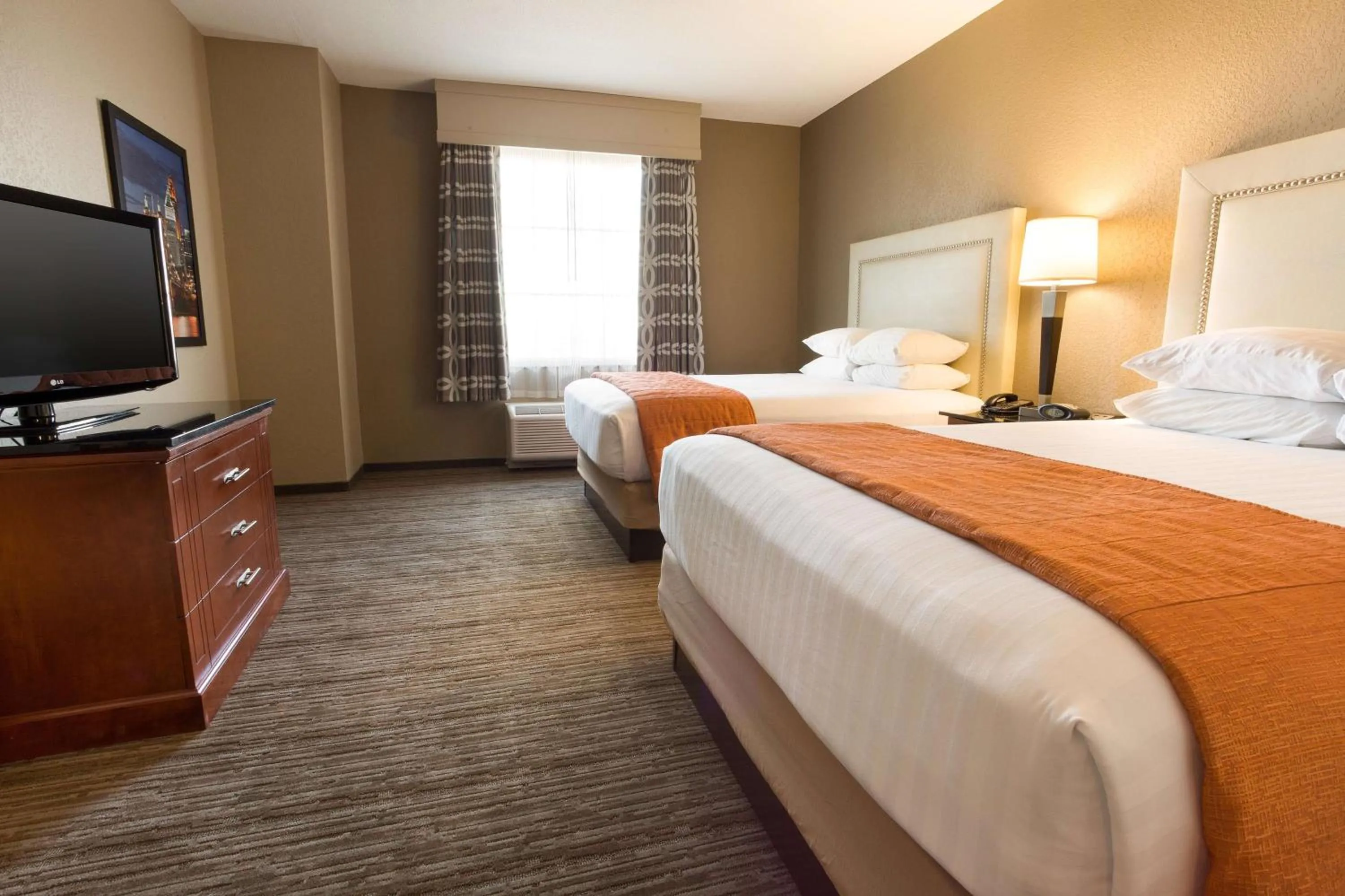Queen Suite with Two Queen Beds and Sofa Bed in Drury Inn & Suites Cincinnati Sharonville