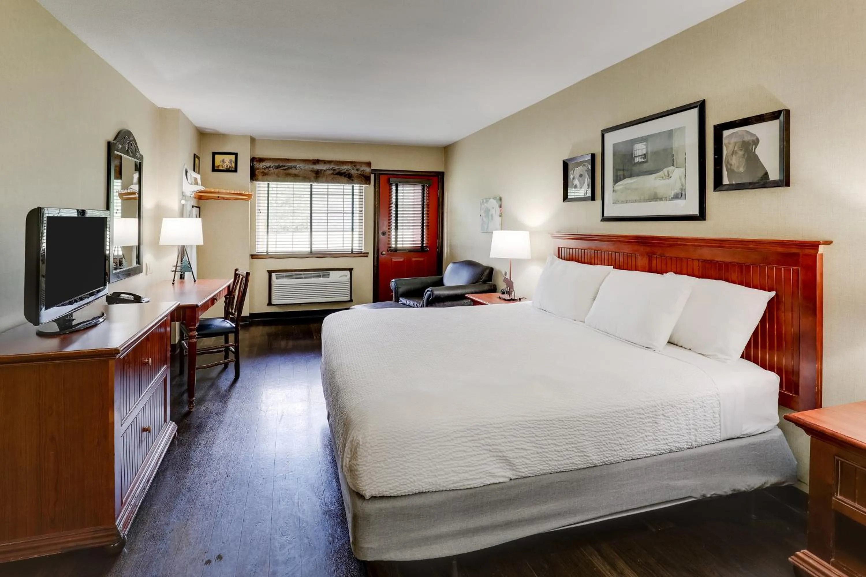 King Room with Balcony in Stoney Creek Hotel Columbia