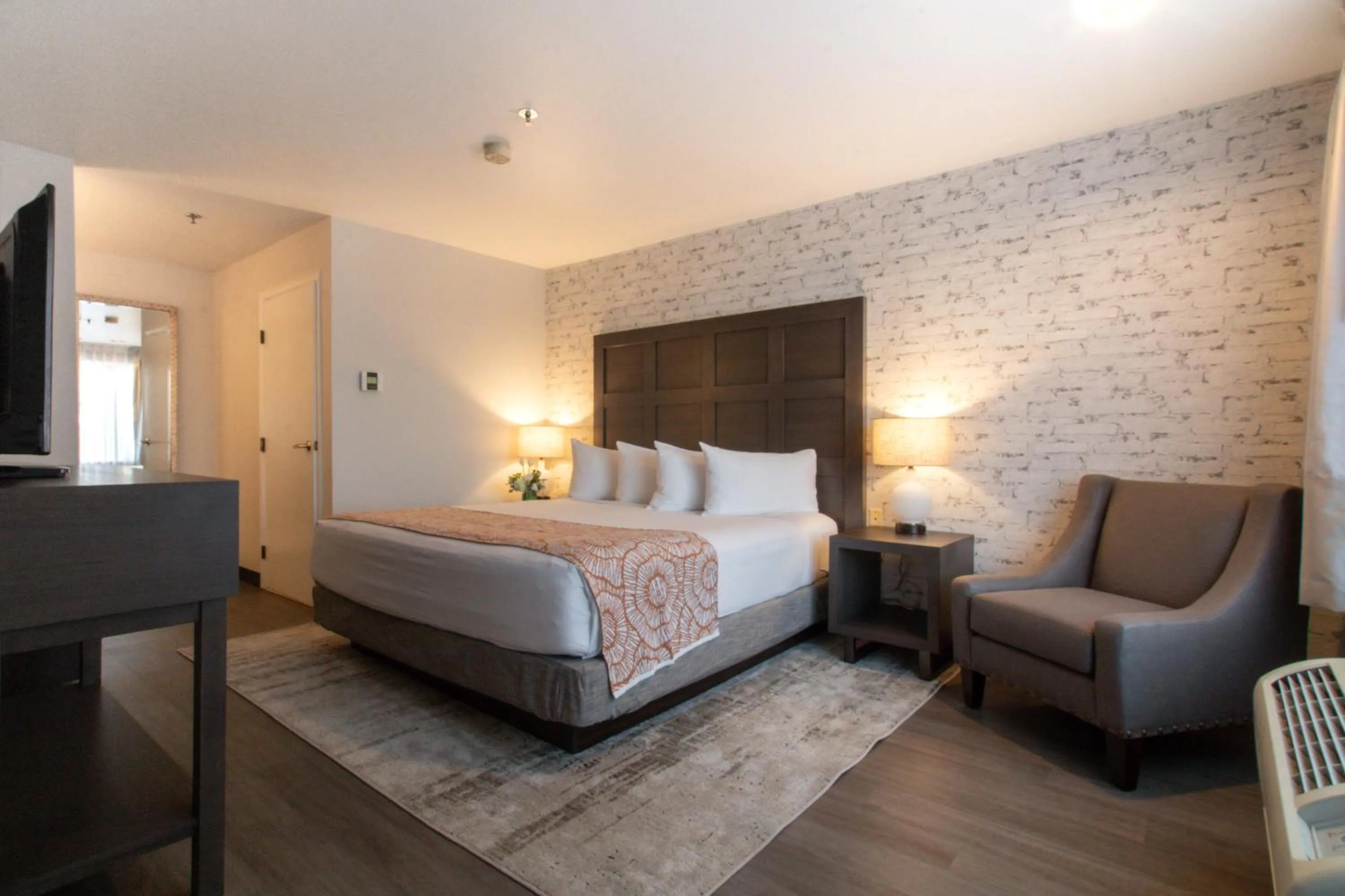 Two Room Family Suite 2 King 2 Bathroom Sleeper Sofa in Oxford Suites Chico