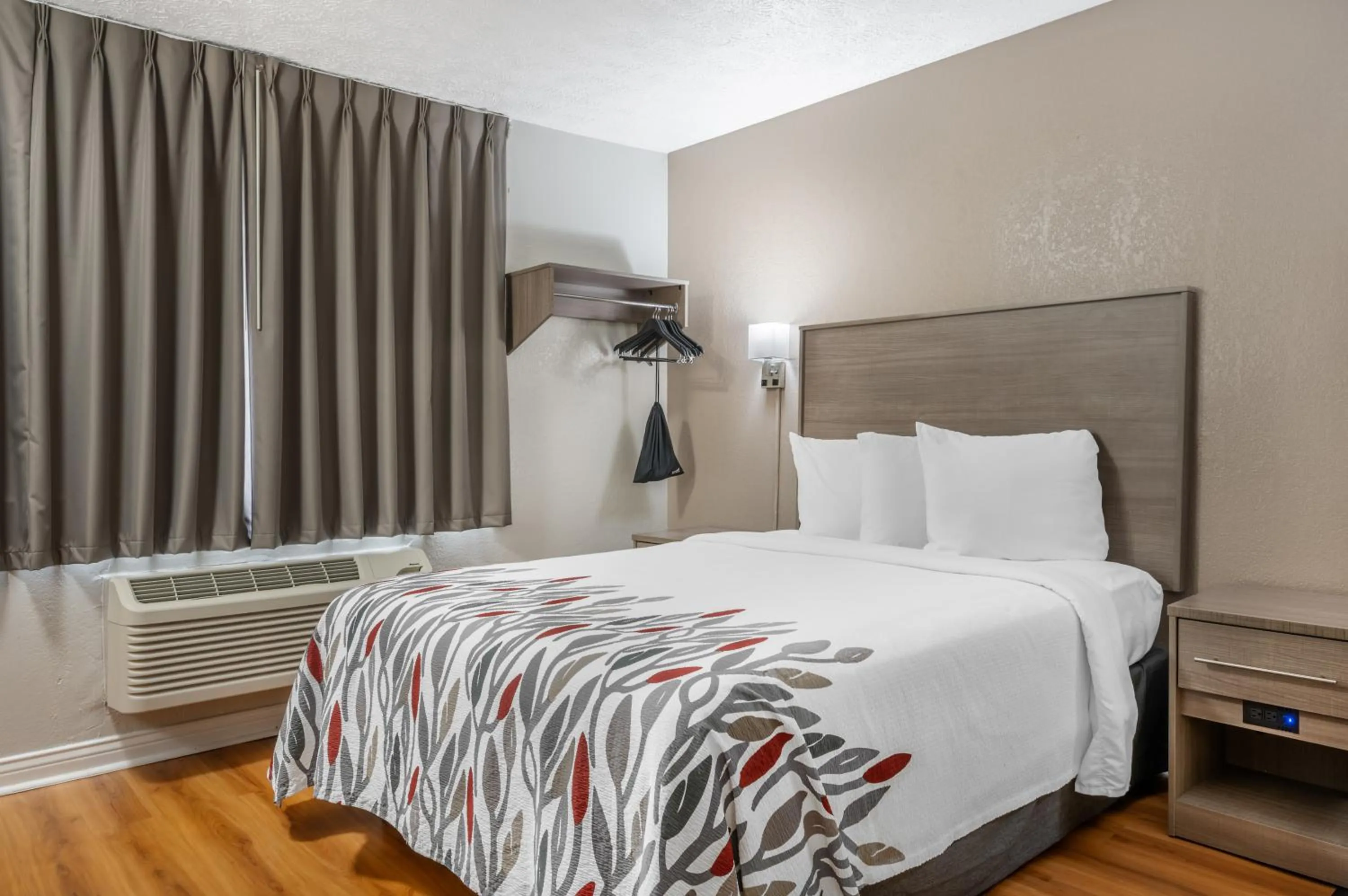  Superior Queen Room with Spa Bath Non-Smoking in Red Roof Inn Greencastle South - Cloverdale