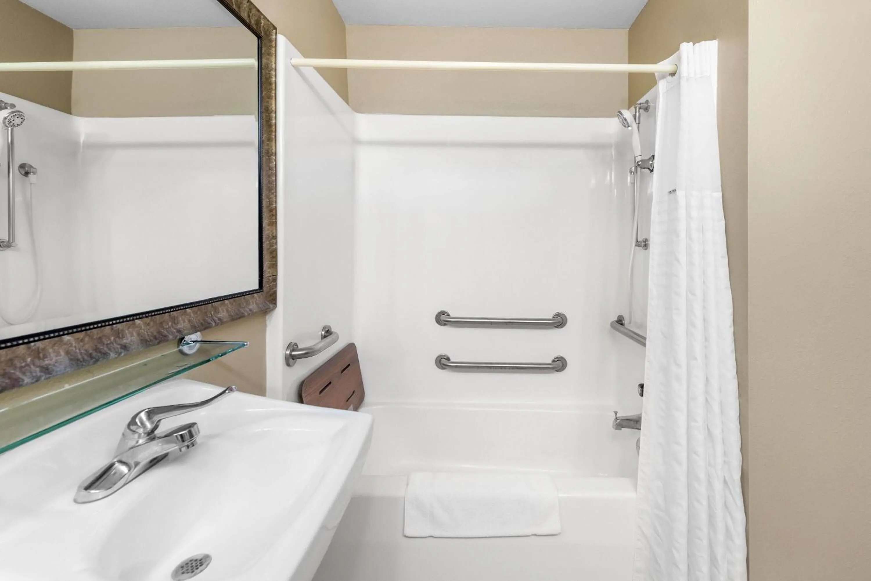 King Room - Disability Access/Non-Smoking in Super 8 by Wyndham Bellefontaine