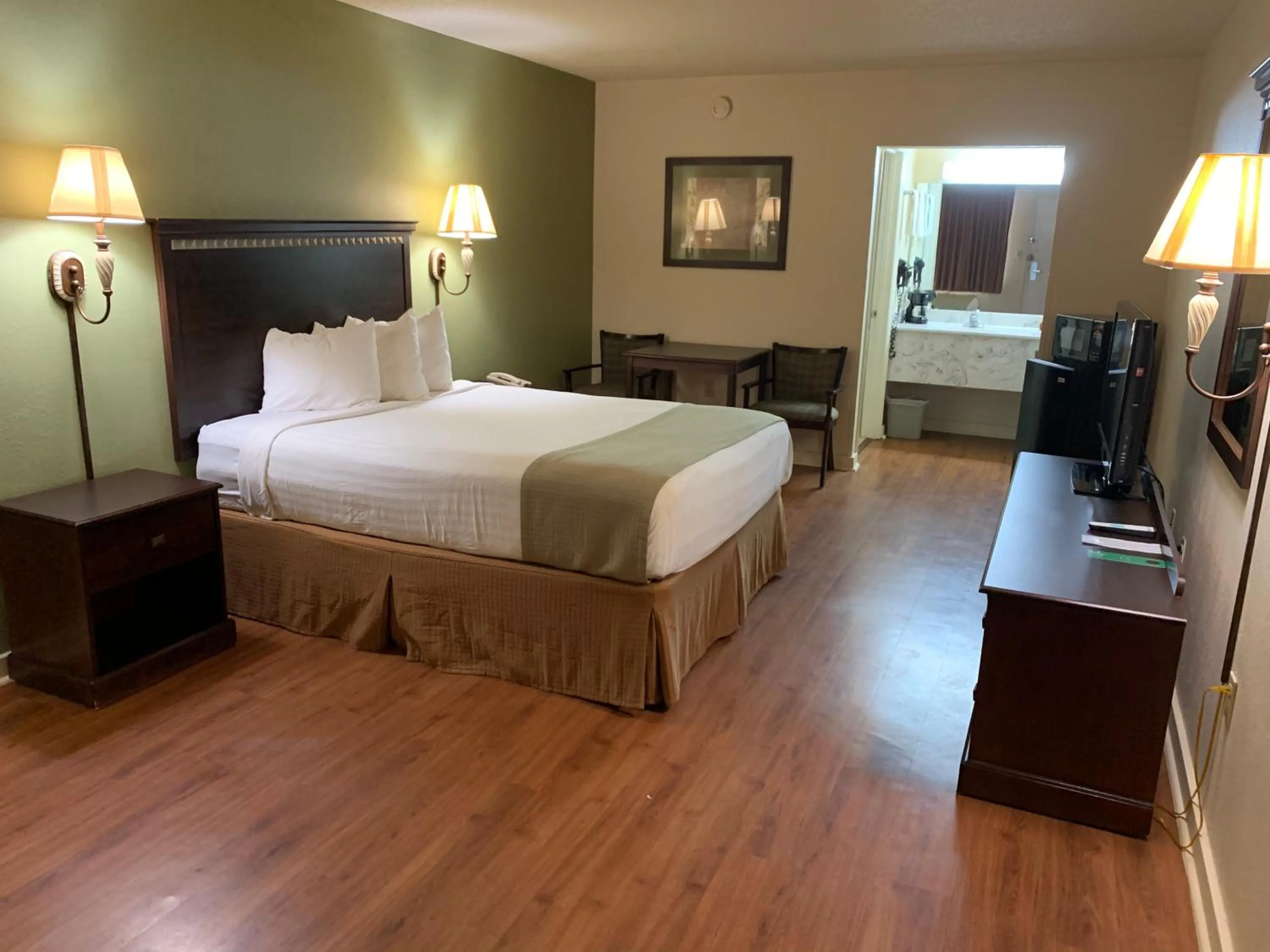 Queen Room - Non-Smoking in Motel 6 Abbeville, AL