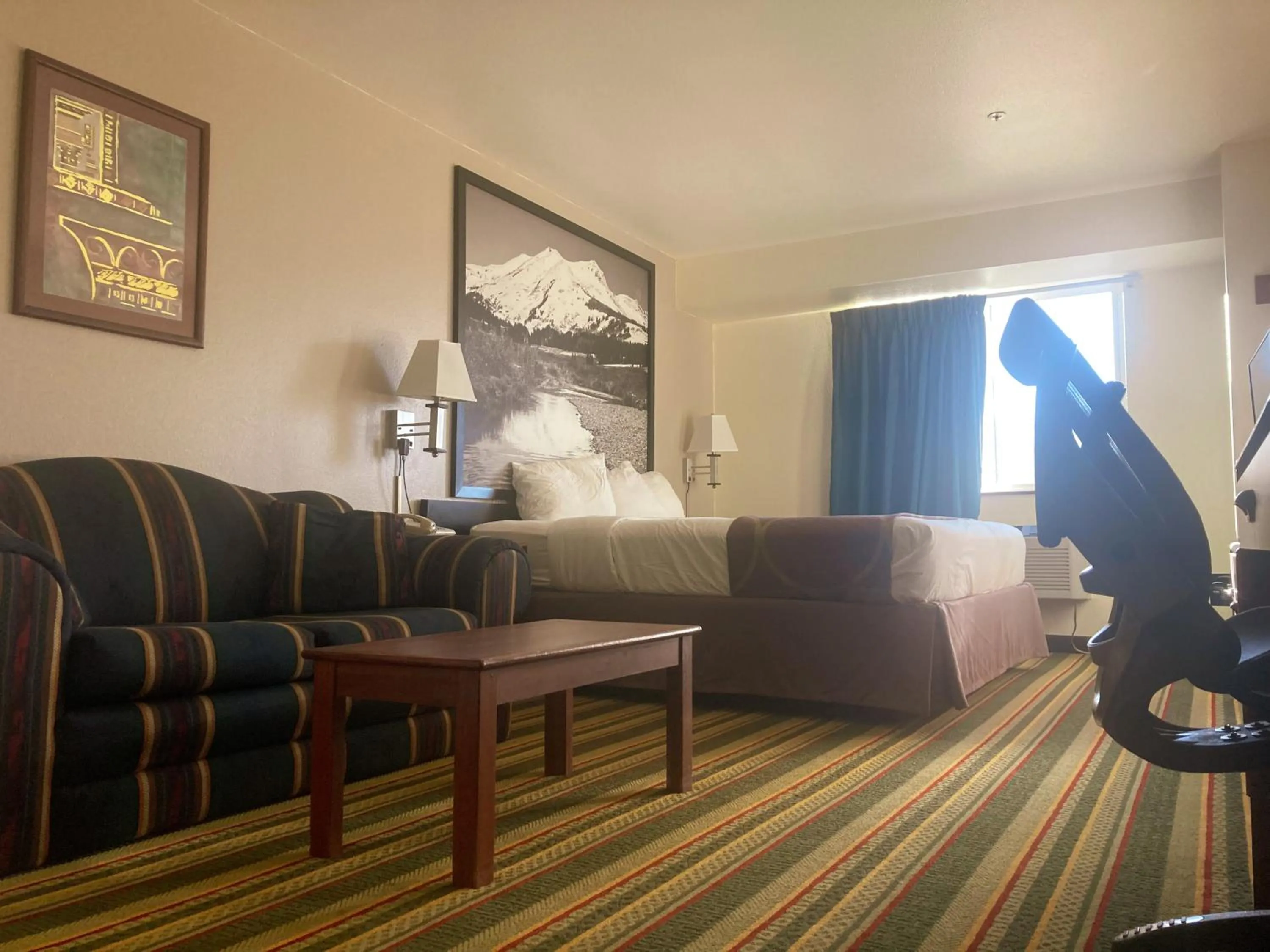Deluxe King Room - Non-Smoking in Super 8 by Wyndham Windsor