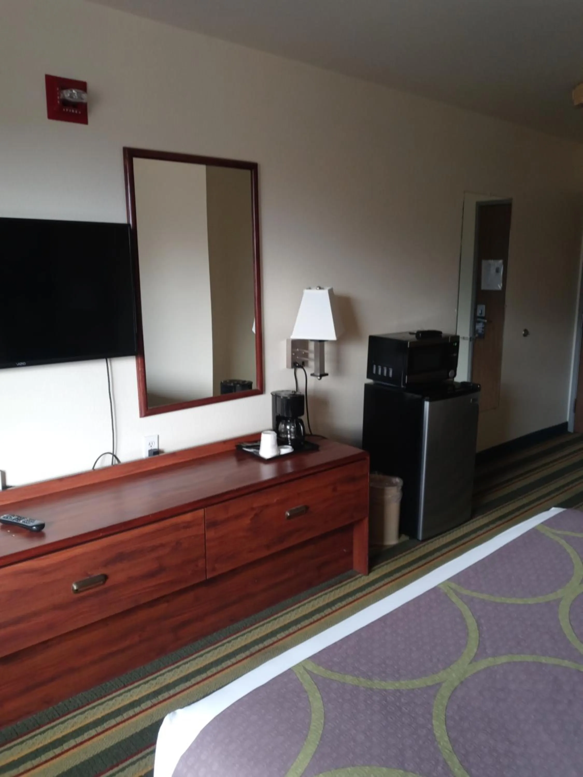 Queen Room - Mobility Access/Non-Smoking in Super 8 by Wyndham Windsor