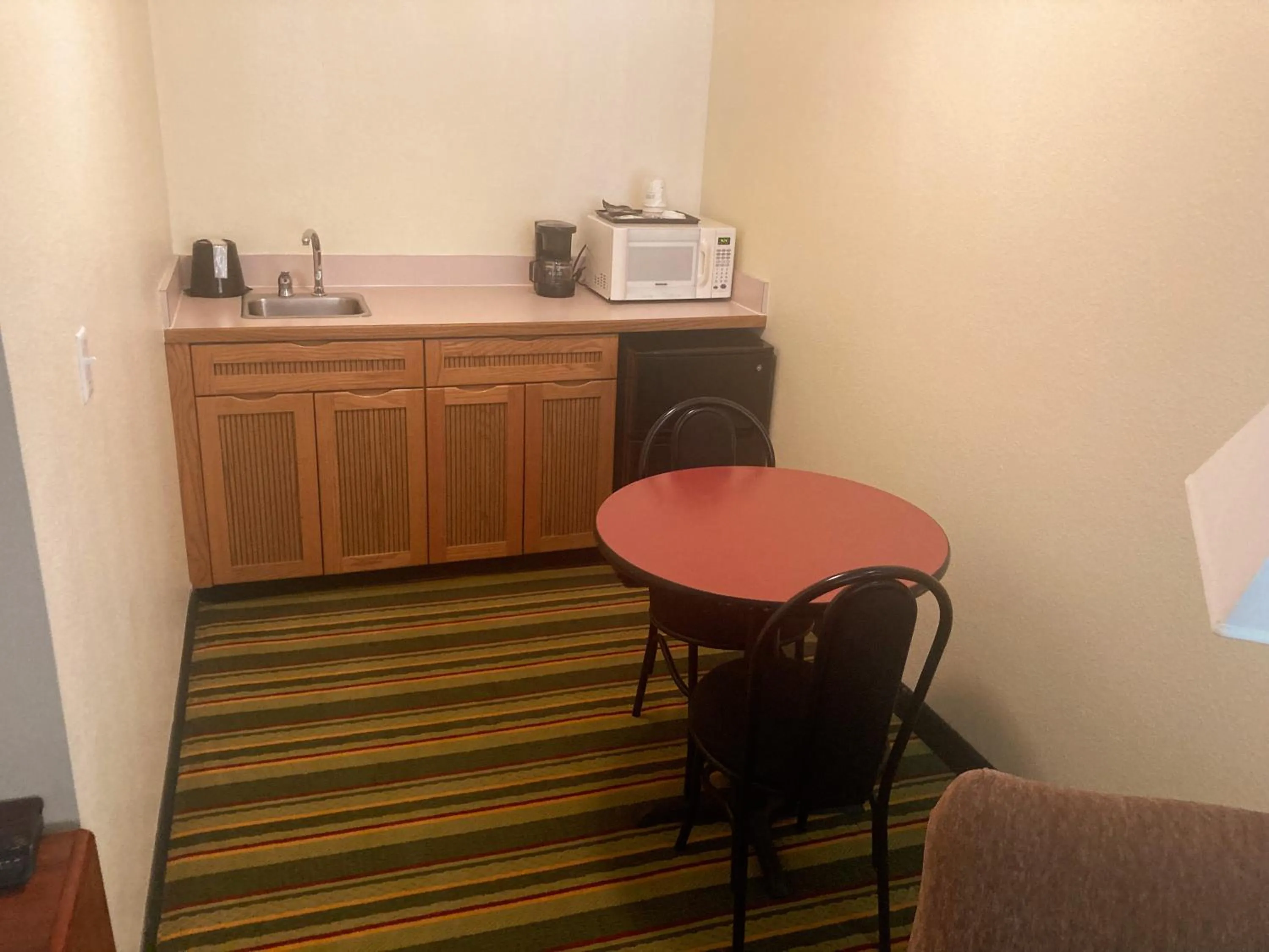 King Studio - Non-Smoking in Super 8 by Wyndham Windsor