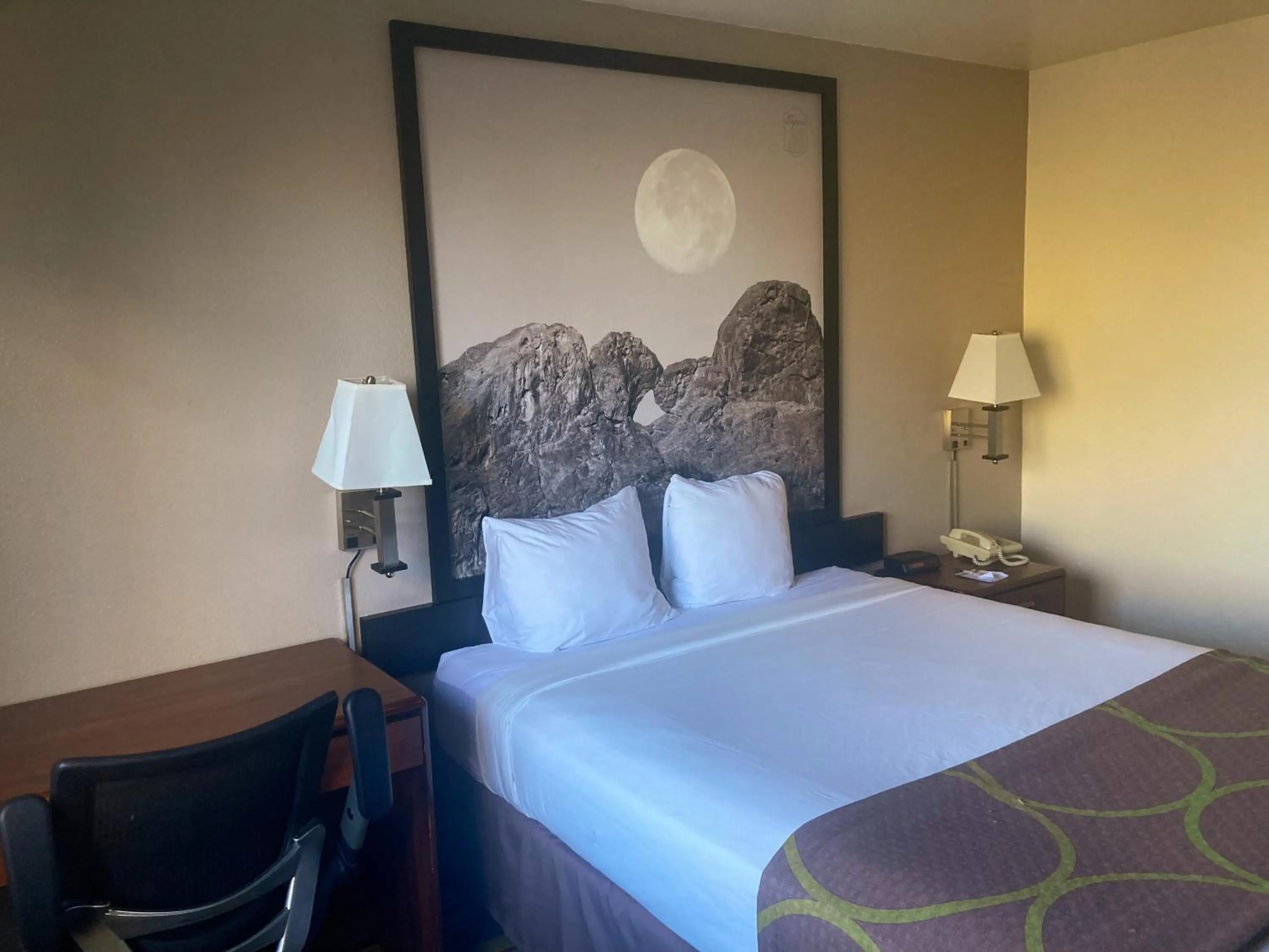 Queen Room - Non-Smoking in Super 8 by Wyndham Windsor