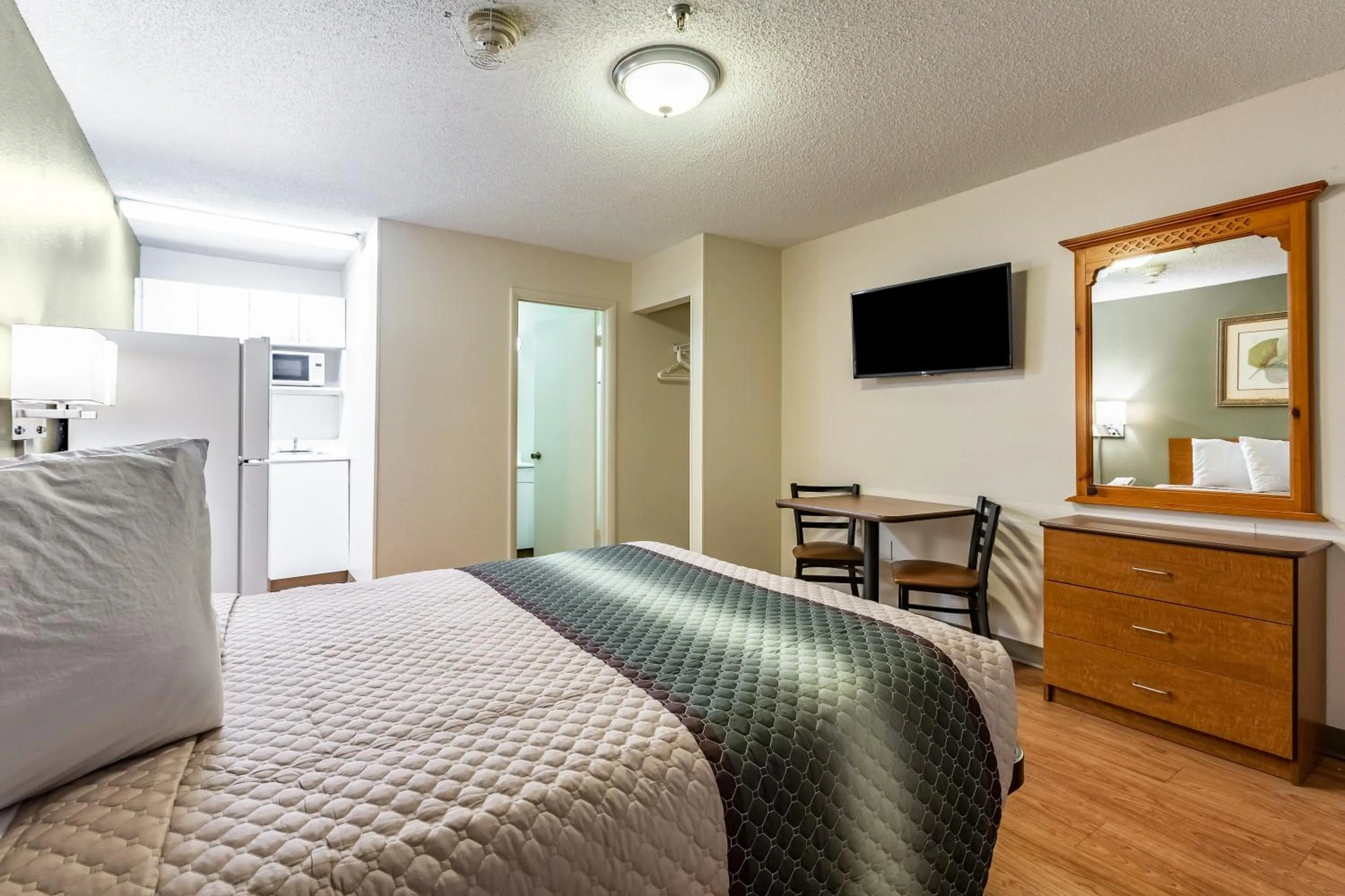 Studio Room One Double Disability Access Non-Smoking in HomeTowne Studios by Red Roof Atlanta NE – Norcross South