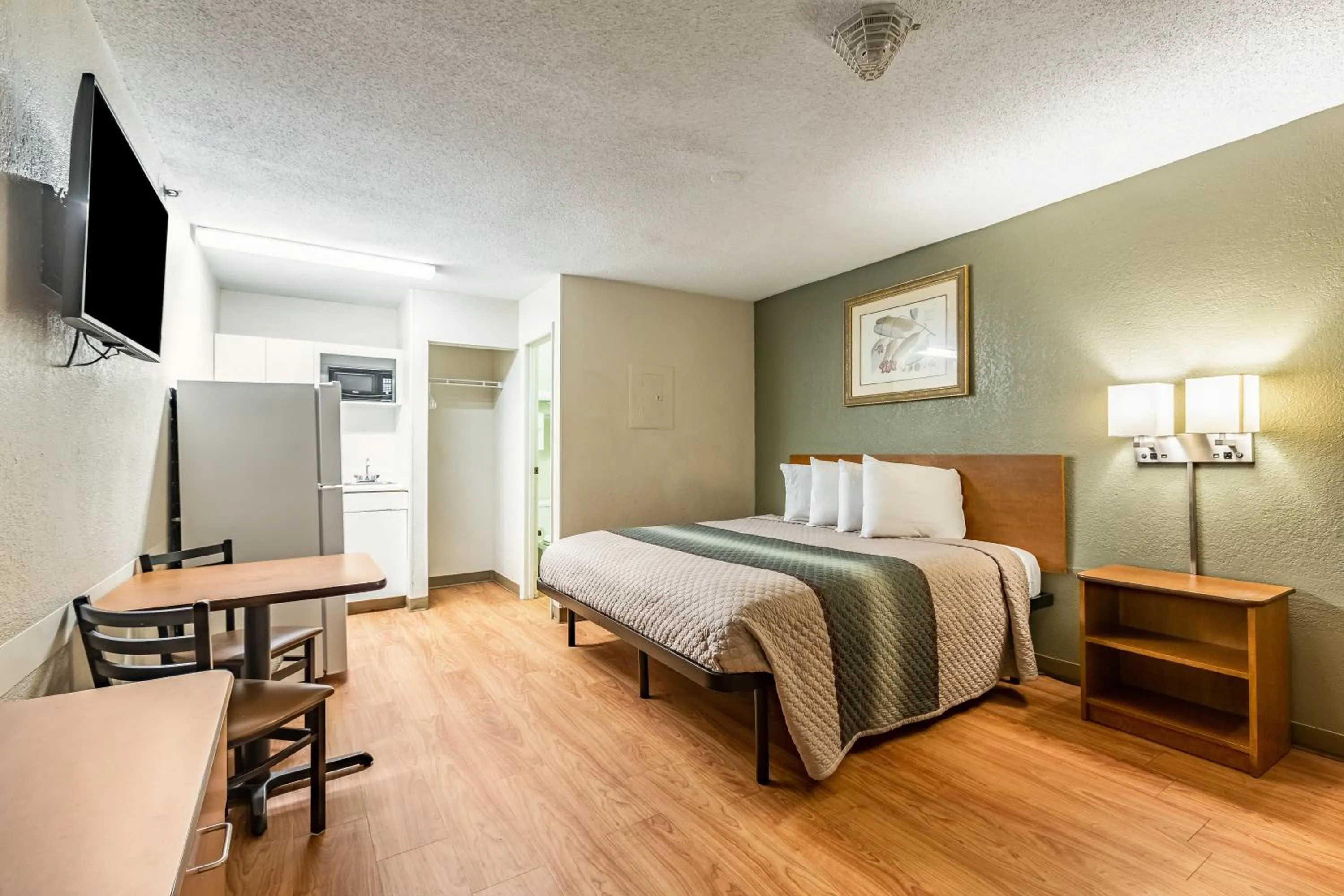 Studio King Room Non-Smoking in HomeTowne Studios by Red Roof Atlanta NE – Norcross South