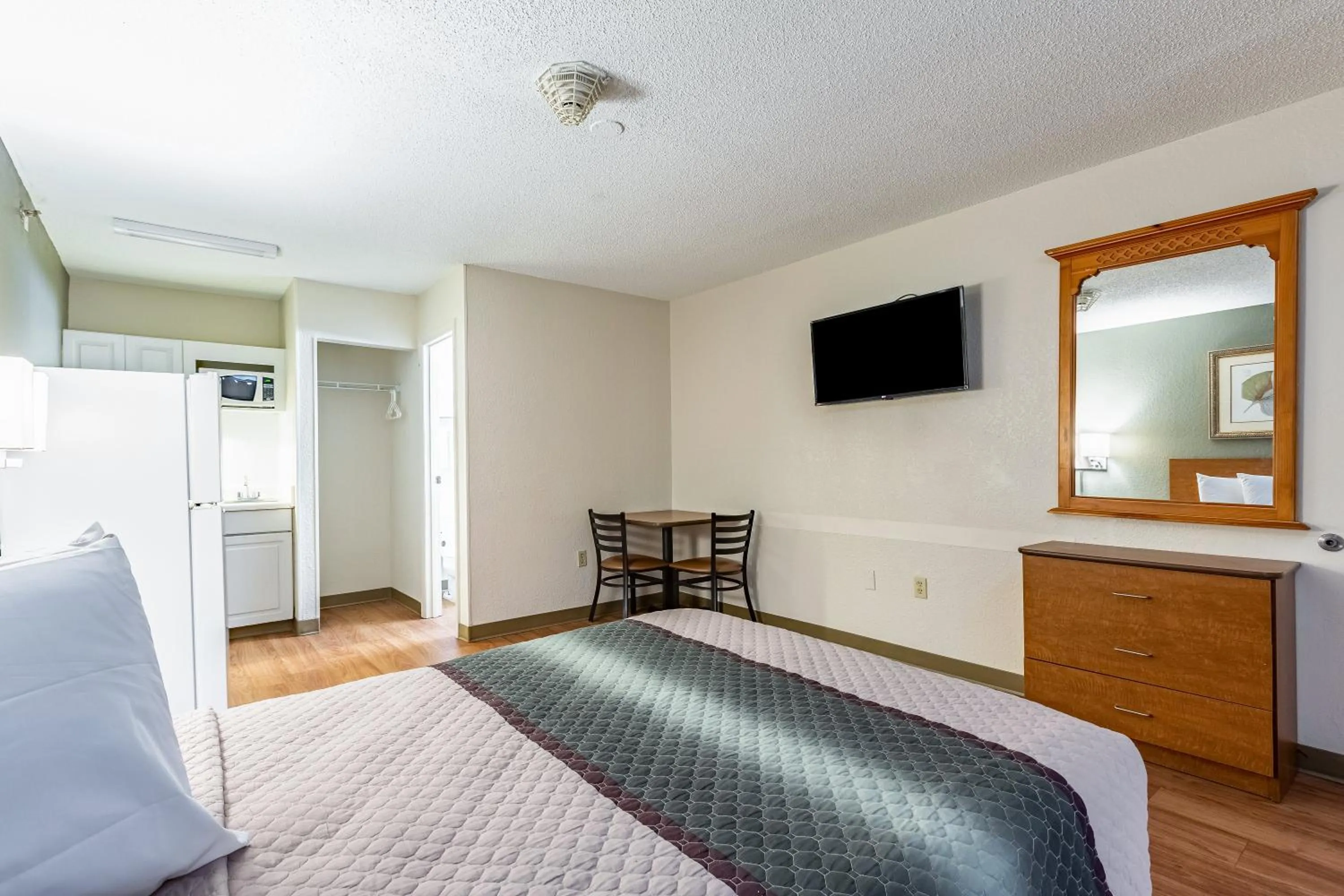 Studio Queen Room Smoking in HomeTowne Studios by Red Roof Atlanta NE – Norcross South