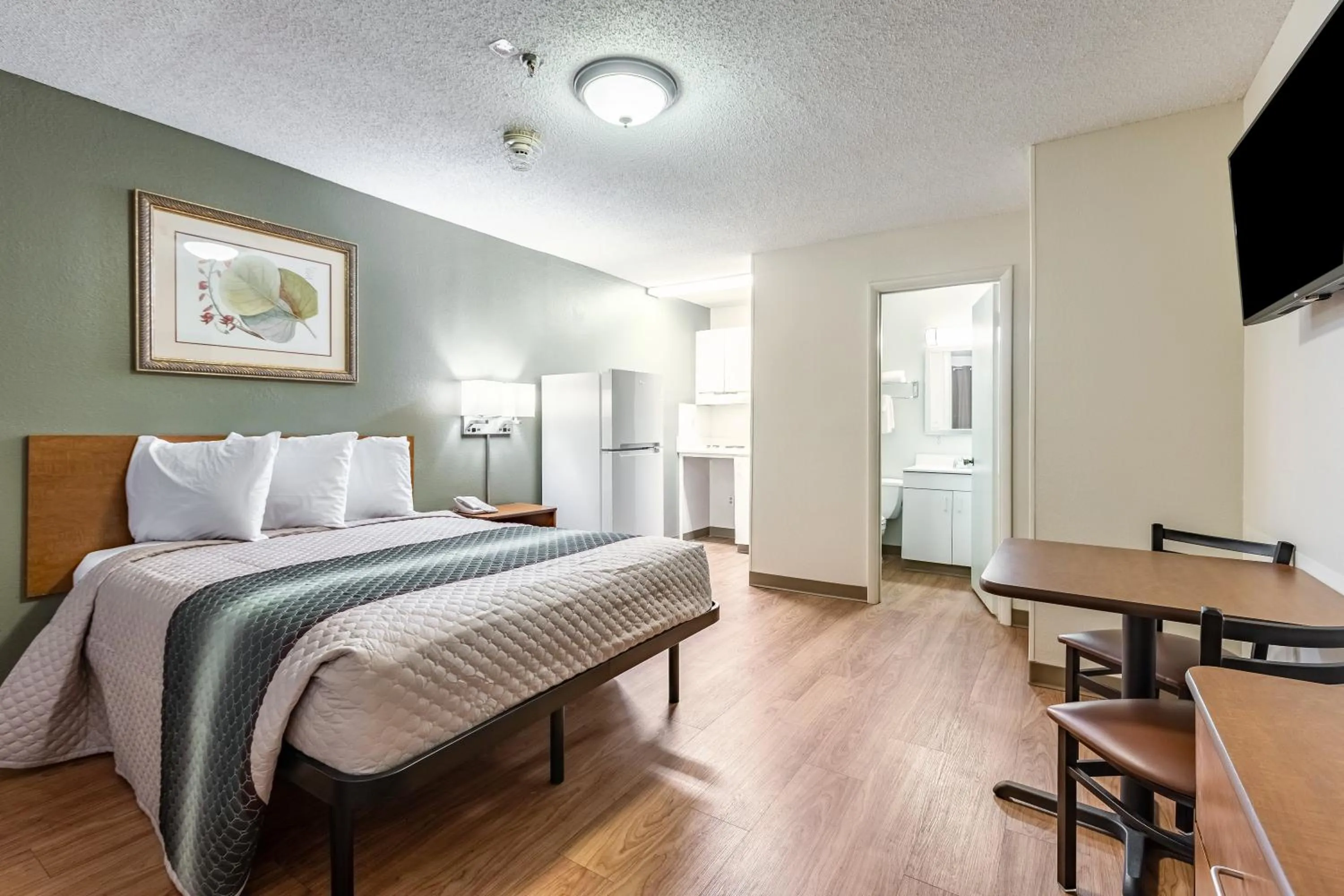 Studio Room Queen Disability Access Smoking in HomeTowne Studios by Red Roof Atlanta NE – Norcross South